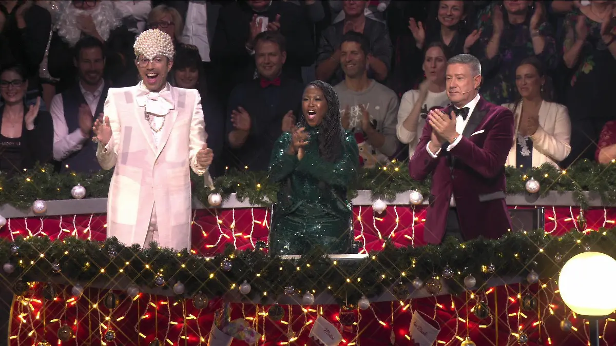 René Casselly und Kathrin Menzinger heizen Jury und Publikum mit ihrem erotischen Tango Argentino bei der großen Weihnachtsshow von "Let's Dance" ein.