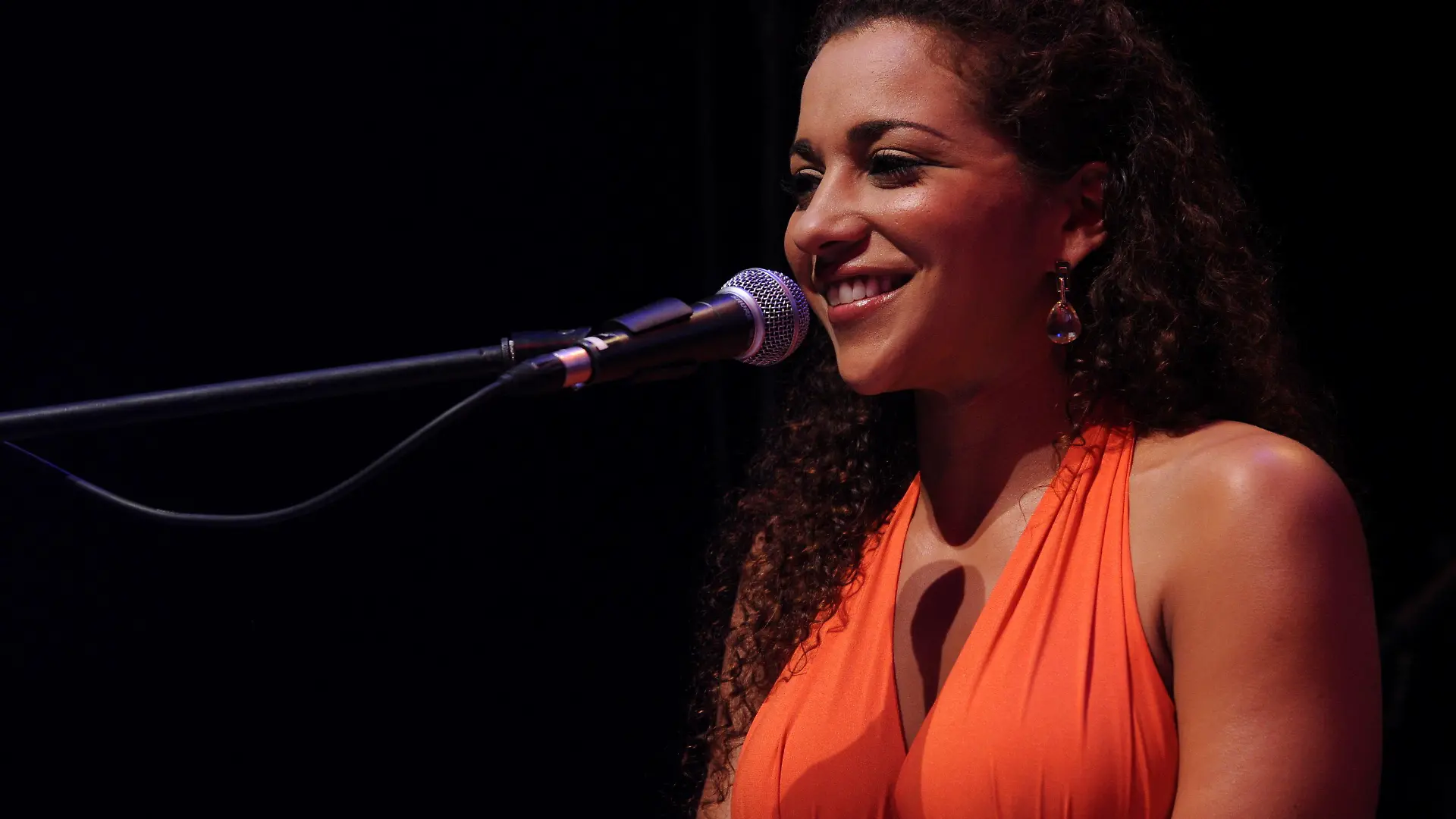 Die ehemalige "No Angles" Sängerin Nadja Benaissa singt am Sonnabend (27.08.2011) auf der Reminders Day Adis Gala 2011 in Berlin. Benaissa war vor einiger Zeit verurteilt worden, weil sie trotz des Wissens um ihre HIV Erkrankung mit einem Mann ungeschützten Geschlechtsverkehr hatte, ohne ihn von ihrer Erkrankung zu informieren. Foto: Tim Brakemeier dpa +++(c) dpa - Bildfunk+++