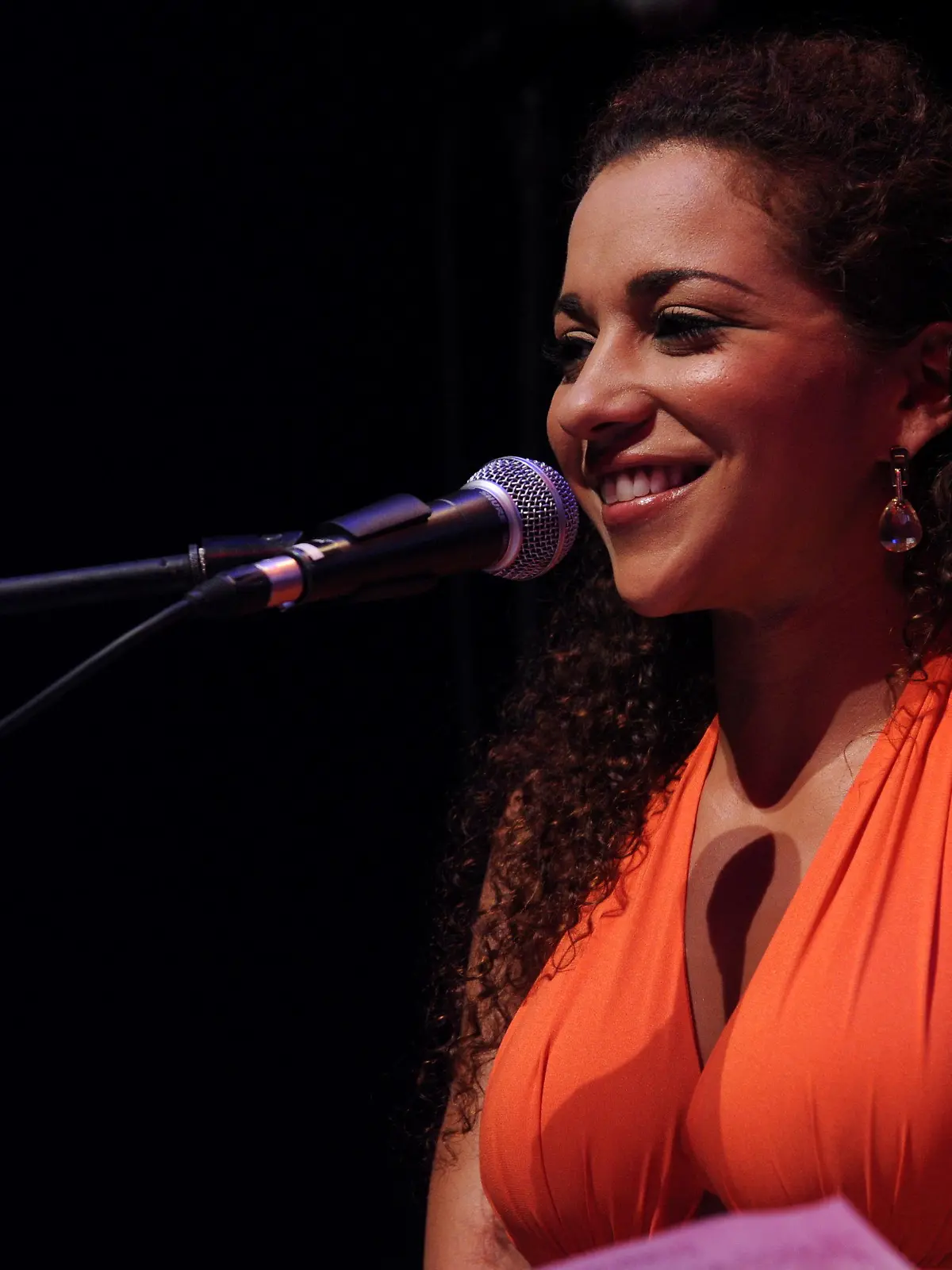 Die ehemalige "No Angles" Sängerin Nadja Benaissa singt am Sonnabend (27.08.2011) auf der Reminders Day Adis Gala 2011 in Berlin. Benaissa war vor einiger Zeit verurteilt worden, weil sie trotz des Wissens um ihre HIV Erkrankung mit einem Mann ungeschützten Geschlechtsverkehr hatte, ohne ihn von ihrer Erkrankung zu informieren. Foto: Tim Brakemeier dpa  +++(c) dpa - Bildfunk+++