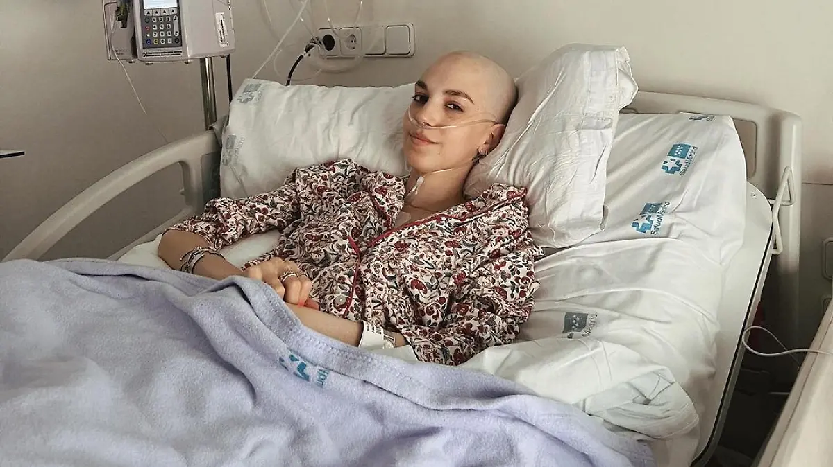 Story from Jam Press (Influencer Cancer)
Pictured: Elena Huelva in hospital.
Influencer with cancer says goodbye to fans as ‘things not going well’
A 20-year-old influencer has revealed that her cancer battle has worsened as she thanked her followers for their support and bid them farewell.
Elena Huelva, who has 615,000 Instagram followers, has been fighting it since her early teens.
She became a symbol of resilience during her battle with Ewing sarcoma, a rare type of cancer that affects bones, or the tissue around bones, and mainly affects children and young people.
The brave woman was diagnosed with the rare illness in 2016.
However, in a heartbreaking update on 4 December, Elena said that her condition has worsened as she said goodbye to her followers.
The young woman added: “My life has not been in vain.”
Visibly emotional, the cancer sufferer holds back the tears as she explains that “things are not going well” in the footage.
Lying in a hospital bed with tubes attached to her airways, the influencer says: “They found more disease in my windpipe, which is very dangerous, as you know, because that’s where we breathe. I don’t need to say much more.”
She said she hoped she never had to make this video, but stated: “I want to make it clear that I've already won. With all the love and people I have by my side, I've already won.”
Elena added: “Whatever happens, I know that my life was not in vain, because I fought and got what I wanted,” referring to her wish to make cancer a more visible issue on social media.
“At the end of the day, life is about living and making memories with people, and I take away many good memories with lots of wonderful people and many other things.
“I would like to thank you for all the affection you have always given me.”
She added: “I love you.”
The video has gone viral with nearly 600,000 ‘likes’ and 60,000 comments, including from Spanish celebrities such as actress Ana Obregón