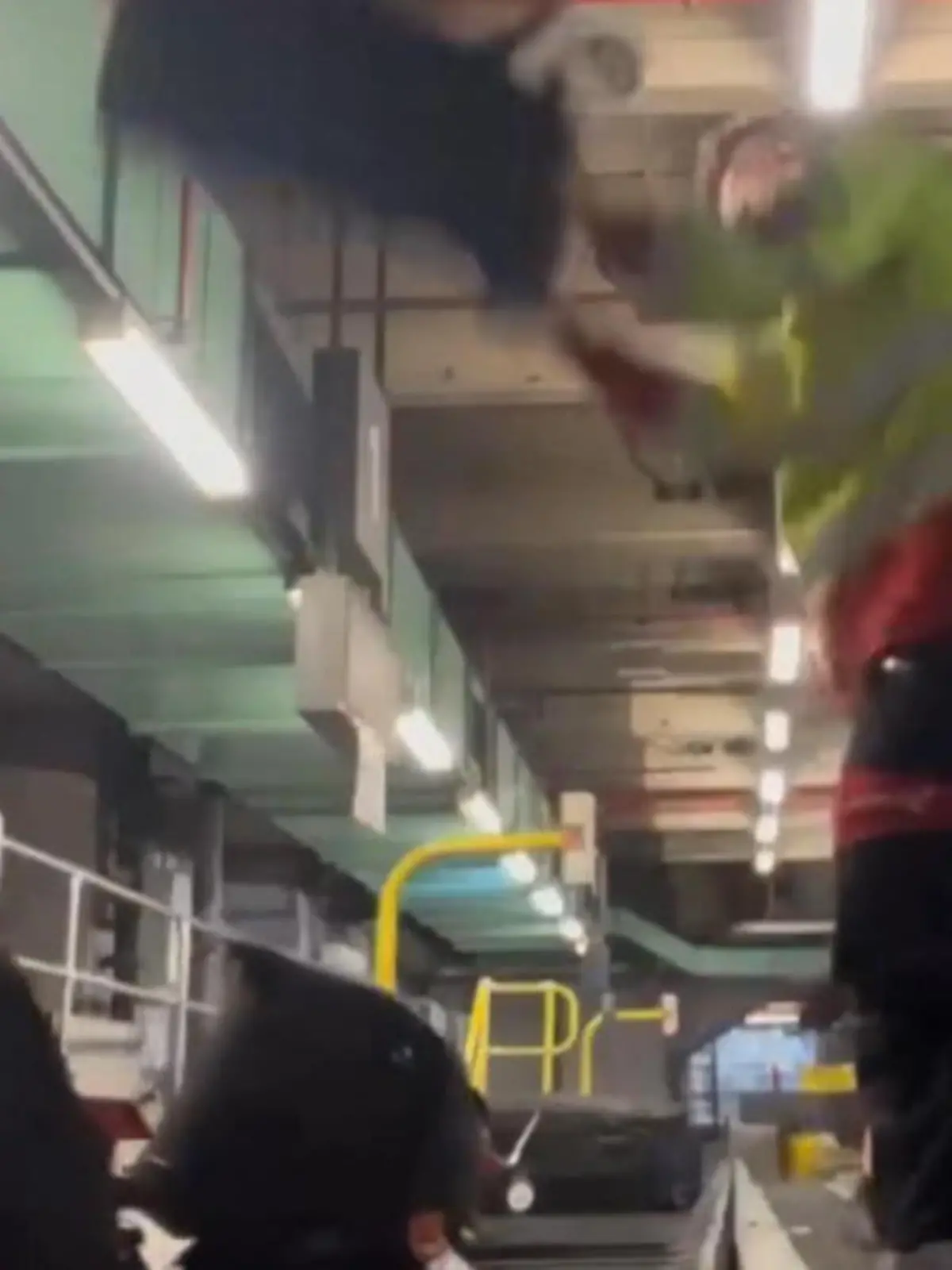 Erschreckende Bilder vom Melbourner Flughafen machen aktuell im Netz die Runde. Zu sehen ist, dass zwei Mitarbeiter respektlos mit dem Gepäck der Passagiere umgehen und die Koffer wutentbrannt auf das Paketförderband werfen.