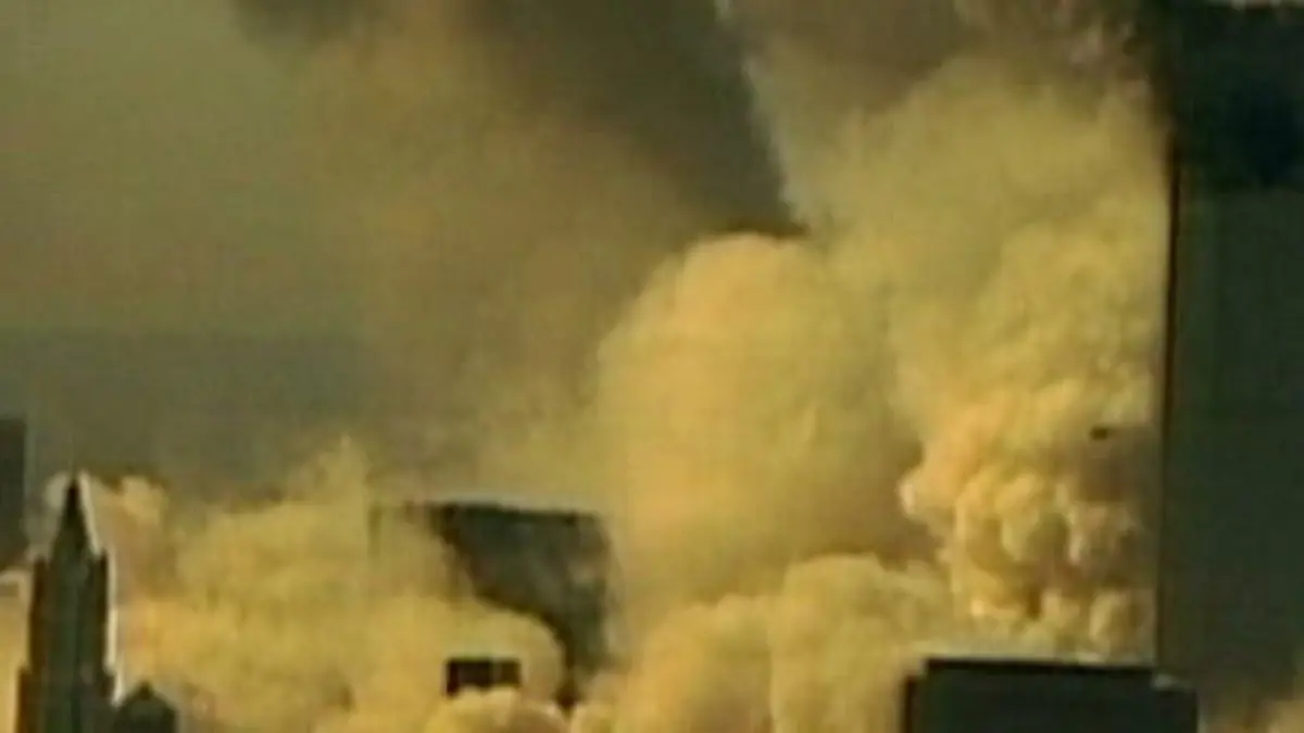 Der erste Turm des WTC stürzt ein Breaking News: Terror gegen Amerika