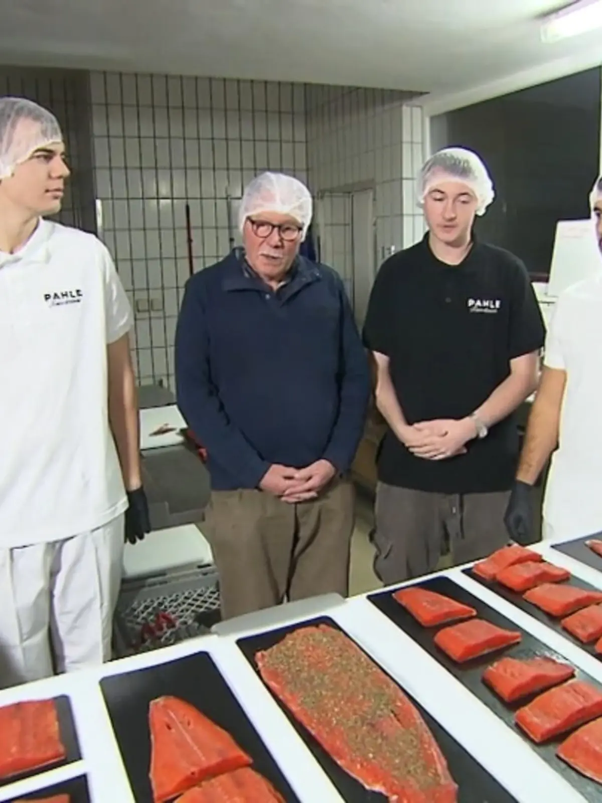 Einen guten, hochwertigen und vor allem schmackhaften Lachs auf dem Esstisch, dazu sagen vor allem Fischliebhaber nicht nein. Die Auswahl im Supermarkt ist riesig, doch die Herkunft bleibt dabei oft fragwürdig. Da trifft es sich doch gut, dass im hessischen Goddelau bei der Firma Pahle seit Jahrzehnten Lachs geräuchert wird. Fünf junge Kerle haben das Unternehmen gekauft und sorgen für einen Generationswechsel in diesem Betrieb. Tradition trifft auf Moderne, ob das gut geht – im Video.
