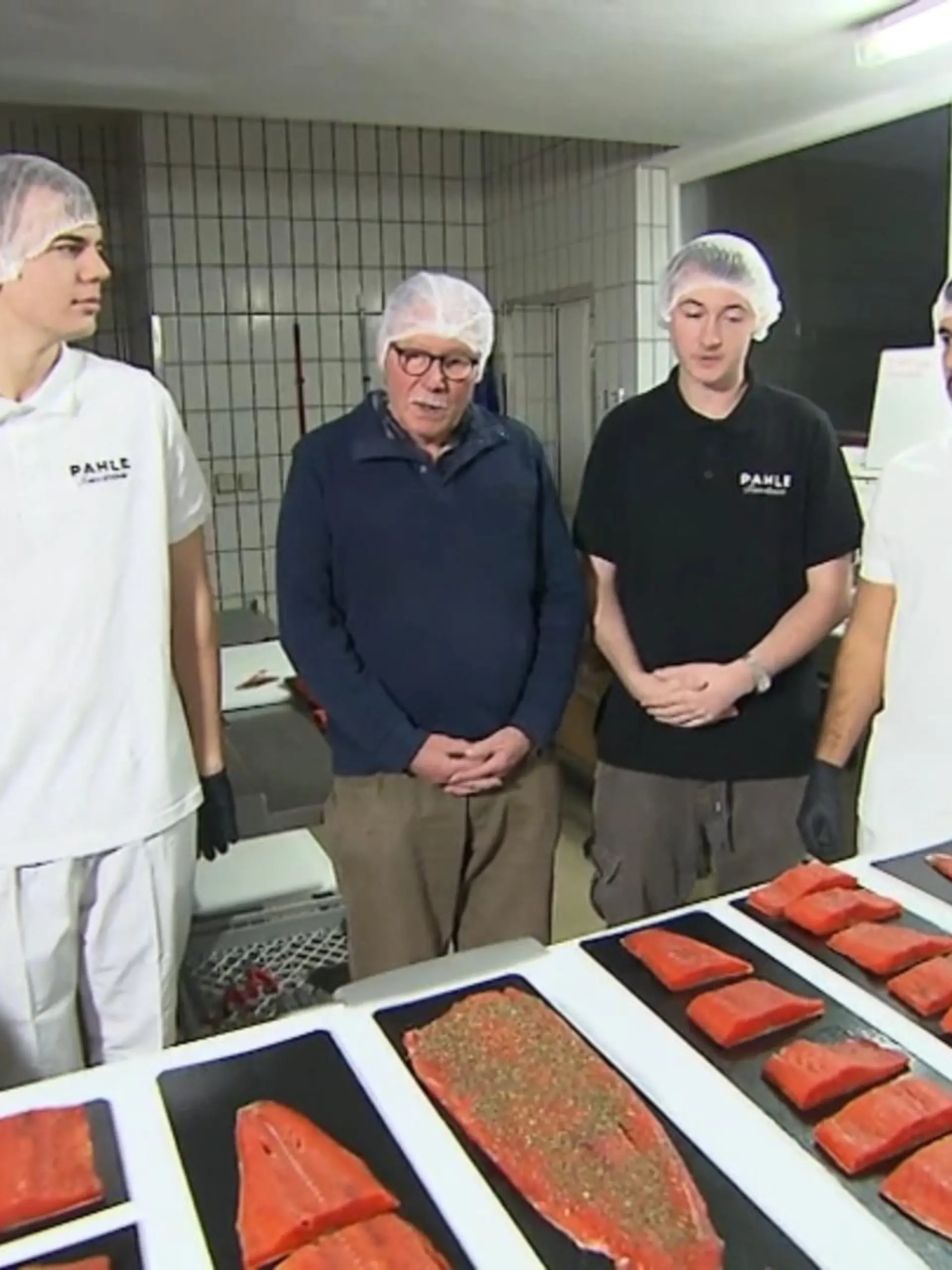 Einen guten, hochwertigen und vor allem schmackhaften Lachs auf dem Esstisch, dazu sagen vor allem Fischliebhaber nicht nein. Die Auswahl im Supermarkt ist riesig, doch die Herkunft bleibt dabei oft fragwürdig. Da trifft es sich doch gut, dass im hessischen Goddelau bei der Firma Pahle seit Jahrzehnten Lachs geräuchert wird. Fünf junge Kerle haben das Unternehmen gekauft und sorgen für einen Generationswechsel in diesem Betrieb. Tradition trifft auf Moderne, ob das gut geht – im Video.