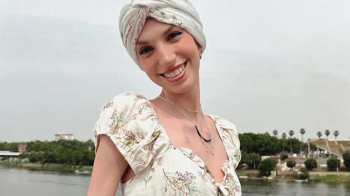 Story from Jam Press (Influencer Cancer)
Pictured: Elena Huelva.
Influencer with cancer says goodbye to fans as ‘things not going well’
A 20-year-old influencer has revealed that her cancer battle has worsened as she thanked her followers for their support and bid them farewell.
Elena Huelva, who has 615,000 Instagram followers, has been fighting it since her early teens.
She became a symbol of resilience during her battle with Ewing sarcoma, a rare type of cancer that affects bones, or the tissue around bones, and mainly affects children and young people.
The brave woman was diagnosed with the rare illness in 2016.
However, in a heartbreaking update on 4 December, Elena said that her condition has worsened as she said goodbye to her followers.
The young woman added: “My life has not been in vain.”
Visibly emotional, the cancer sufferer holds back the tears as she explains that “things are not going well” in the footage.
Lying in a hospital bed with tubes attached to her airways, the influencer says: “They found more disease in my windpipe, which is very dangerous, as you know, because that’s where we breathe. I don’t need to say much more.”
She said she hoped she never had to make this video, but stated: “I want to make it clear that I've already won. With all the love and people I have by my side, I've already won.”
Elena added: “Whatever happens, I know that my life was not in vain, because I fought and got what I wanted,” referring to her wish to make cancer a more visible issue on social media.
“At the end of the day, life is about living and making memories with people, and I take away many good memories with lots of wonderful people and many other things.
“I would like to thank you for all the affection you have always given me.”
She added: “I love you.”
The video has gone viral with nearly 600,000 ‘likes’ and 60,000 comments, including from Spanish celebrities such as actress Ana Obregón, whose son