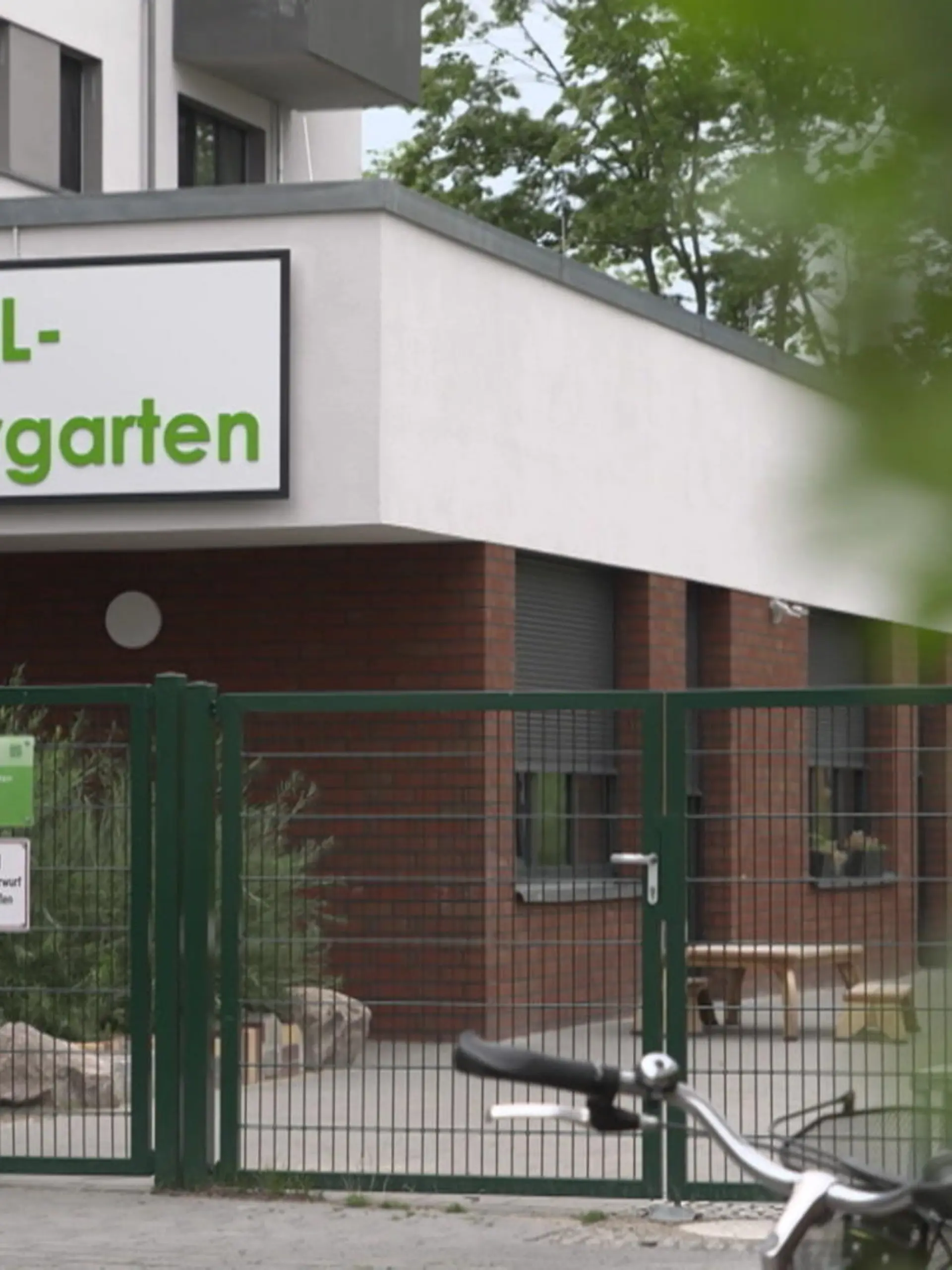 In einer Kita in Berlin-Spandau soll ein Erzieher in mindestens zwei Fällen Kinder sexuell missbraucht haben. Bei RTL spricht eine betroffene Mutter. Hat die Kita sie unter Druck gesetzt, die Vorwürfe nicht öffentlich zu machen?