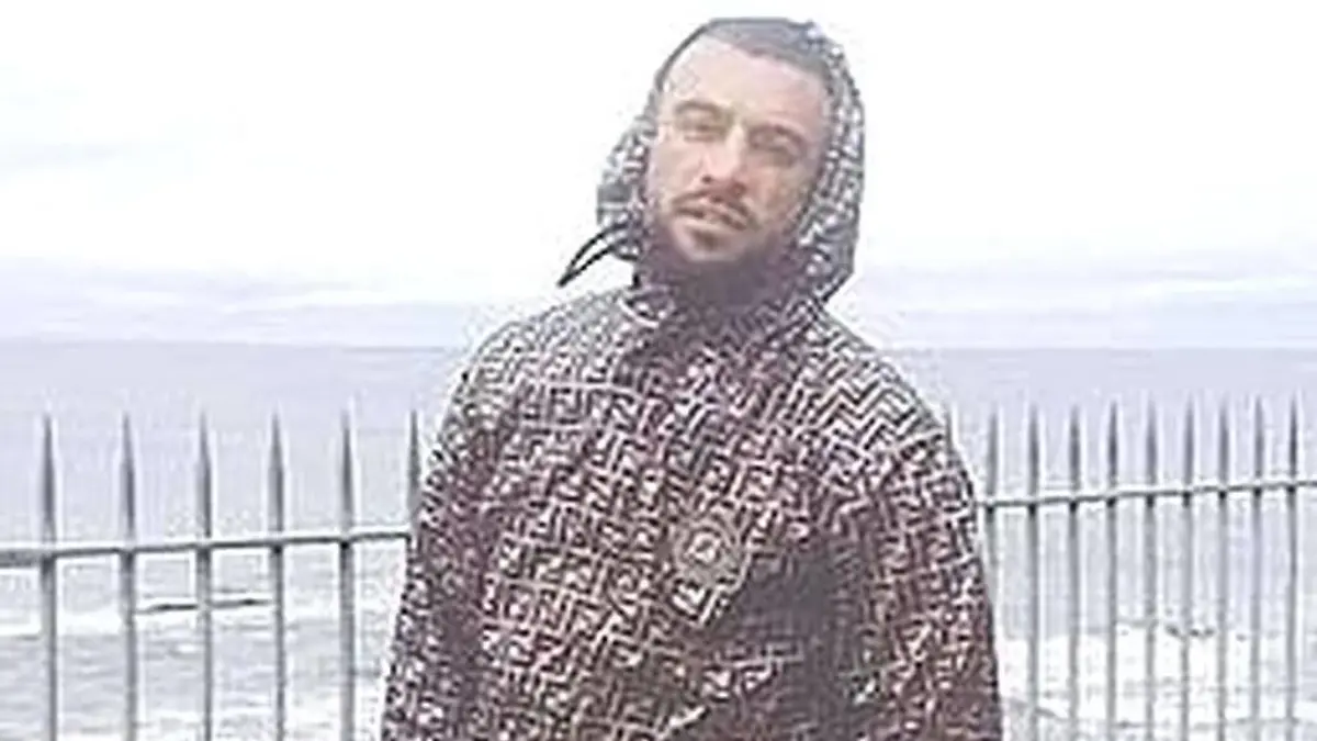 Der Gesuchte soll eine Frau vergewaltigt haben.