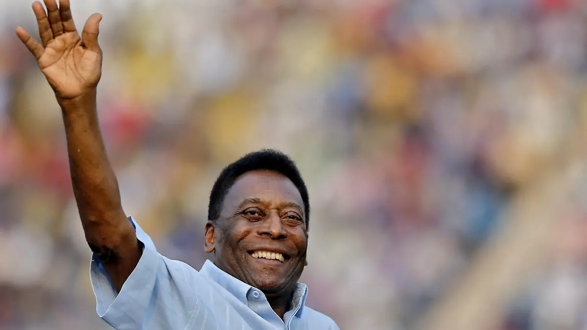 FILE PHOTO: Legendary Brazilian soccer player Pele waves to the spectators before the start of under-17 boys' final soccer match of Subroto Cup tournament at Ambedkar stadium in New Delhi, India, October 16, 2015. REUTERS/Anindito Mukherjee/File Photo