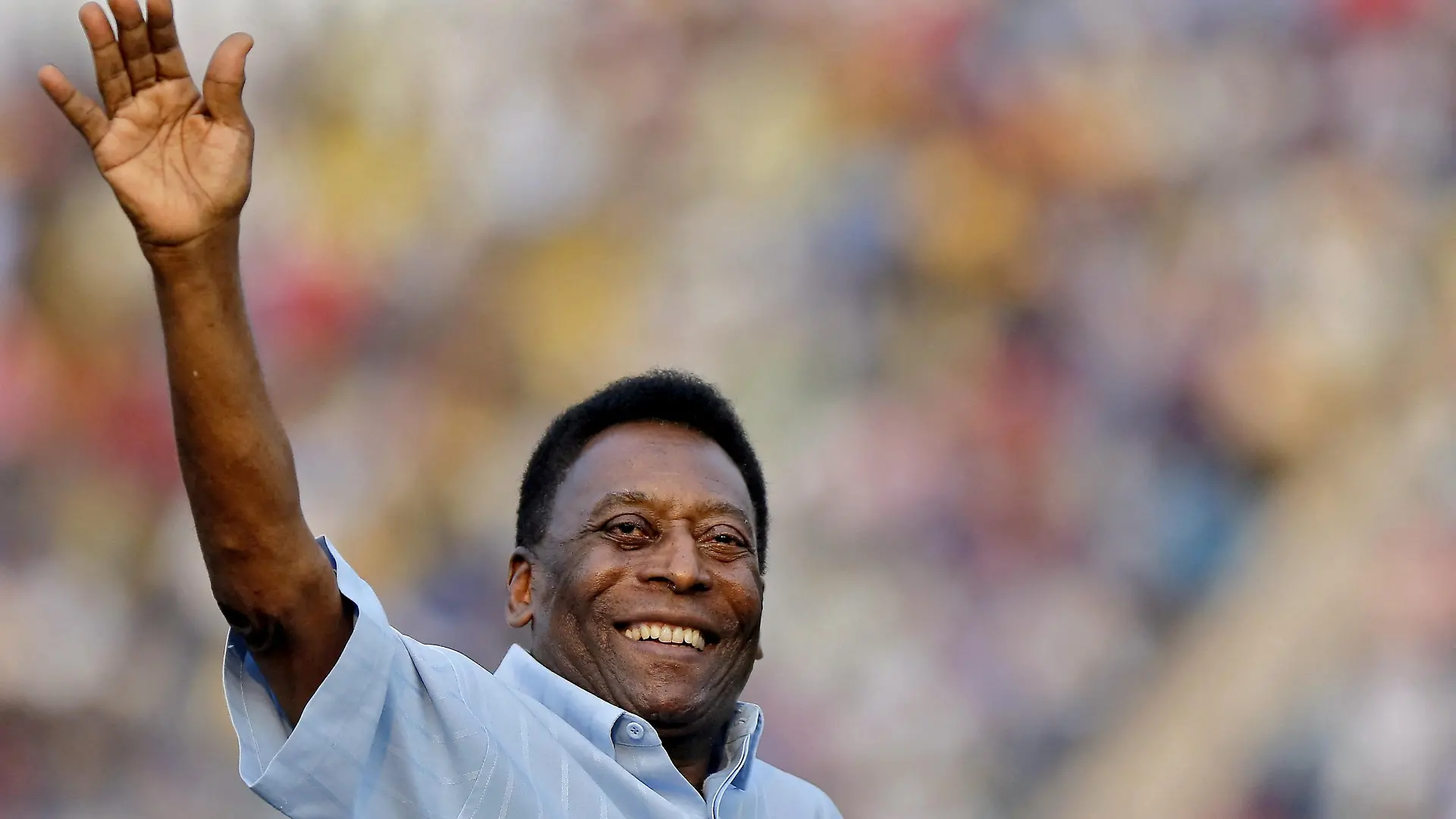FILE PHOTO: Legendary Brazilian soccer player Pele waves to the spectators before the start of under-17 boys' final soccer match of Subroto Cup tournament at Ambedkar stadium in New Delhi, India, October 16, 2015. REUTERS/Anindito Mukherjee/File Photo