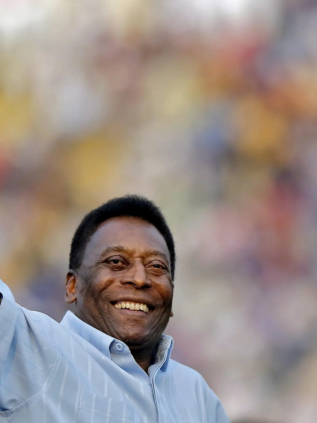 FILE PHOTO: Legendary Brazilian soccer player Pele waves to the spectators before the start of under-17 boys' final soccer match of Subroto Cup tournament at Ambedkar stadium in New Delhi, India, October 16, 2015. REUTERS/Anindito Mukherjee/File Photo