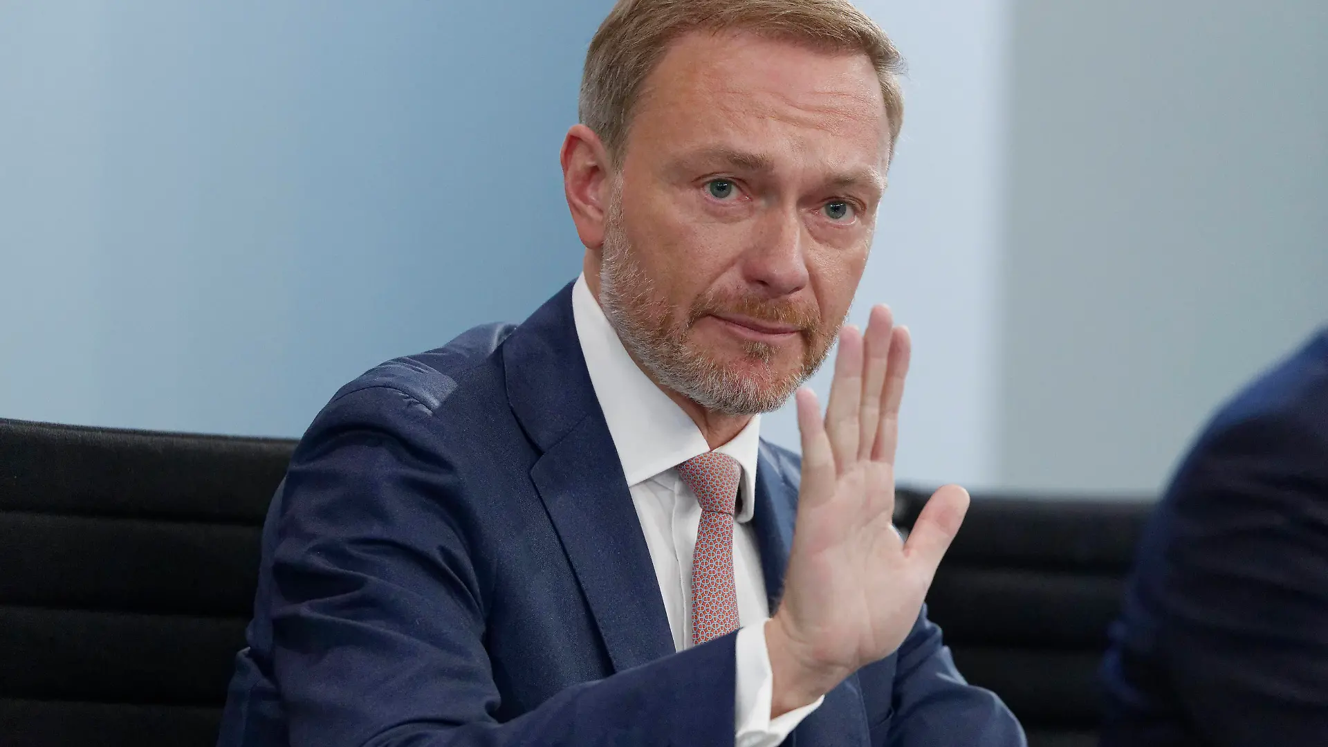 Koalition verkündet Strom- und Gaspreisbremse 2022-09-29, Deutschland, Berlin. Ad-hoc-Pressekonferenz im Kanzleramt: Der Bundeskanzler - per Video zugeschaltet -, der Bundeswirtschafts- und Klimaschutzminister und Bundesfinanzminster Christian Lindner FDP verkünden einen wirtschaftlichen Abwehrschirm, der u.a. eine Strom- und Gaspreisbremse vorsieht. *** Coalition announces electricity and gas price brake 2022 09 29, Germany, Berlin Ad hoc press conference in the Chancellors Office The Chancellor by video switched on , the Federal Minister of Economics and Climate Protection and Federal Finance Minister Christian Lindner FDP announce an economic defense umbrella, which provides, inter alia, an electricity and gas price brake