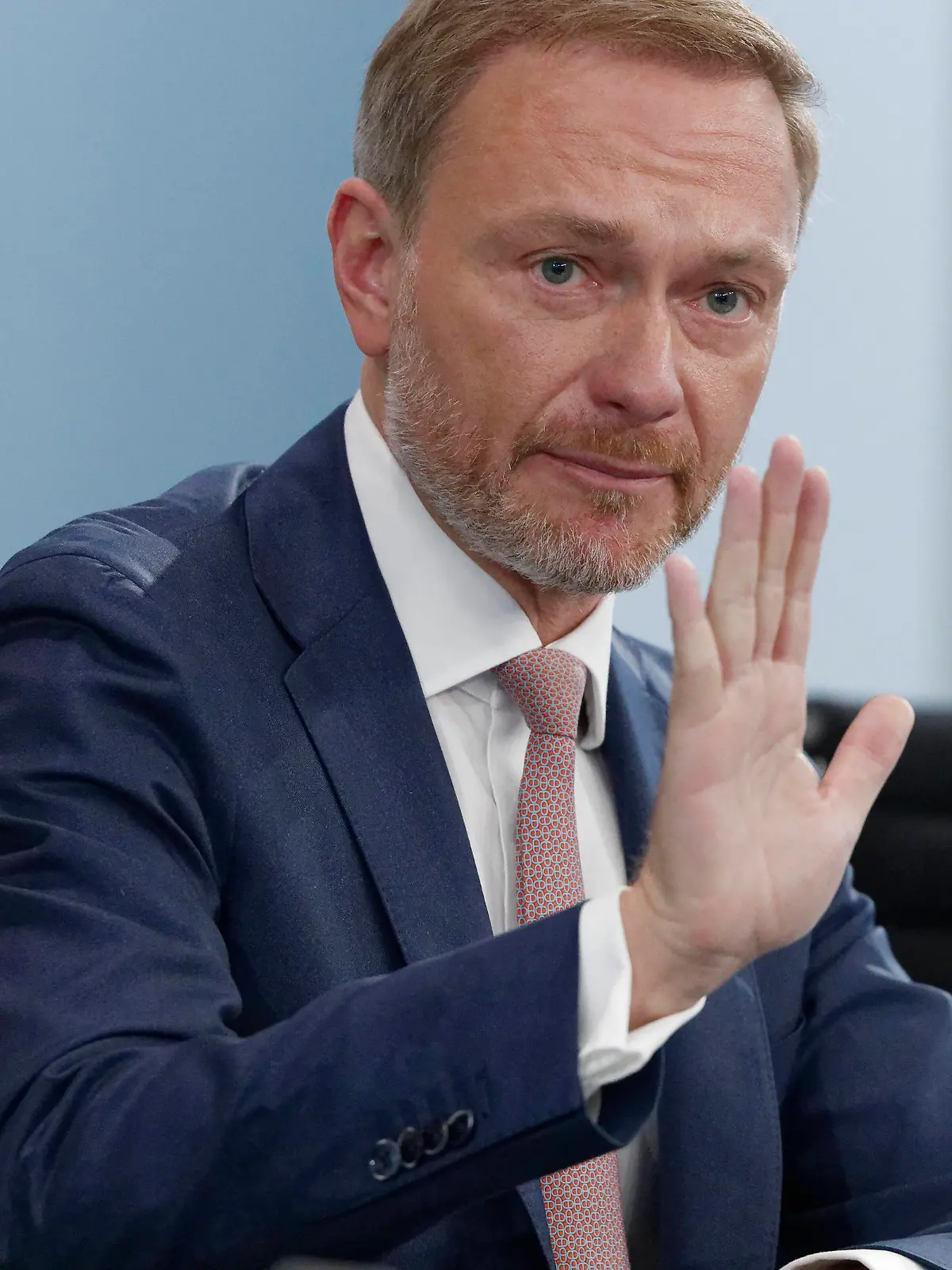  Koalition verkündet Strom- und Gaspreisbremse 2022-09-29, Deutschland, Berlin. Ad-hoc-Pressekonferenz im Kanzleramt: Der Bundeskanzler - per Video zugeschaltet -, der Bundeswirtschafts- und Klimaschutzminister und Bundesfinanzminster Christian Lindner FDP verkünden einen wirtschaftlichen Abwehrschirm, der u.a. eine Strom- und Gaspreisbremse vorsieht. *** Coalition announces electricity and gas price brake 2022 09 29, Germany, Berlin Ad hoc press conference in the Chancellors Office The Chancellor by video switched on , the Federal Minister of Economics and Climate Protection and Federal Finance Minister Christian Lindner FDP announce an economic defense umbrella, which provides, inter alia, an electricity and gas price brake