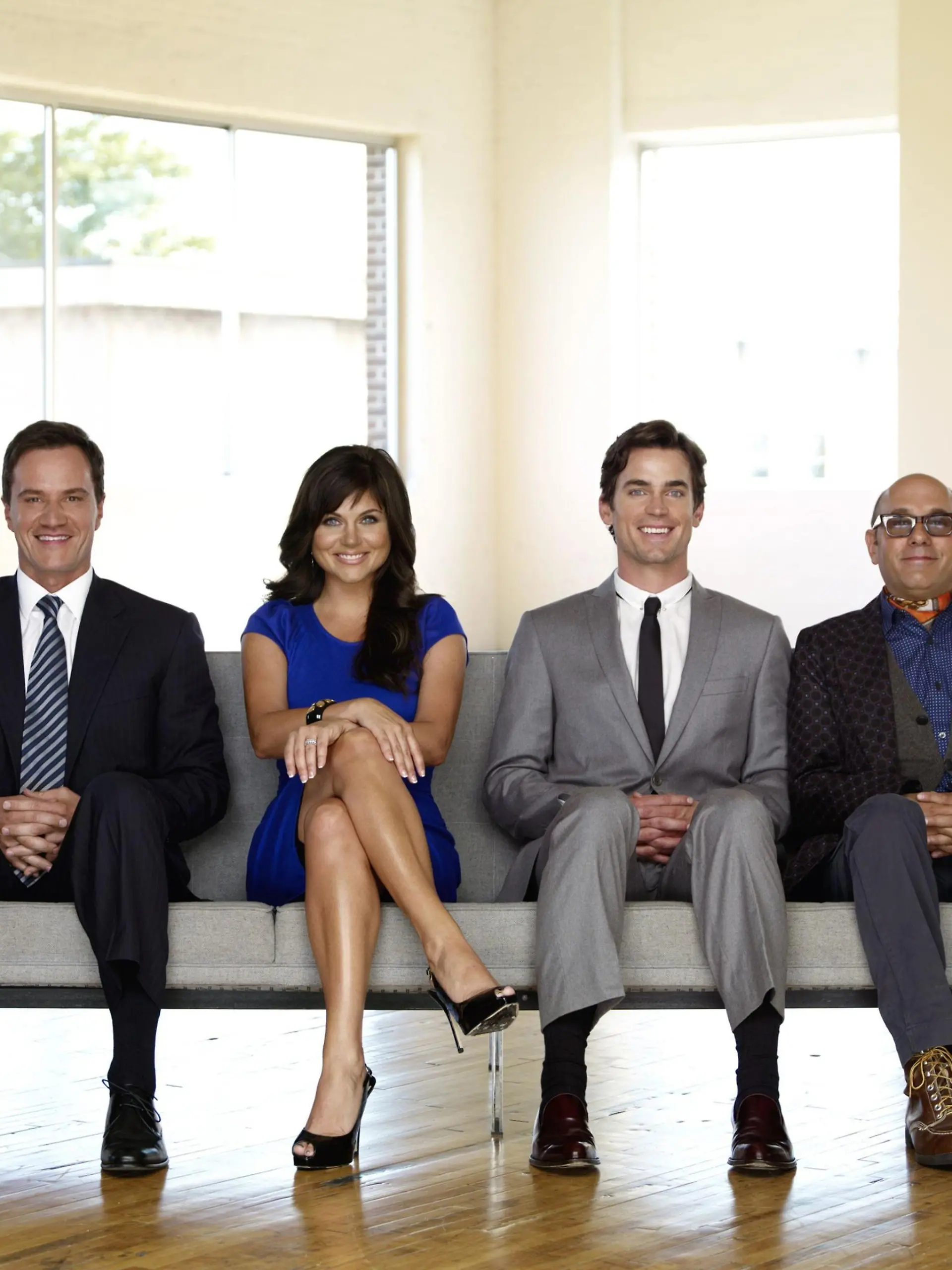 v.li.: Tim DeKay als Peter Burke, Tiffani Thiessen als Elizabeth Burke, Matt Bomer als Neal Caffrey und Willie Garson als Mozzie