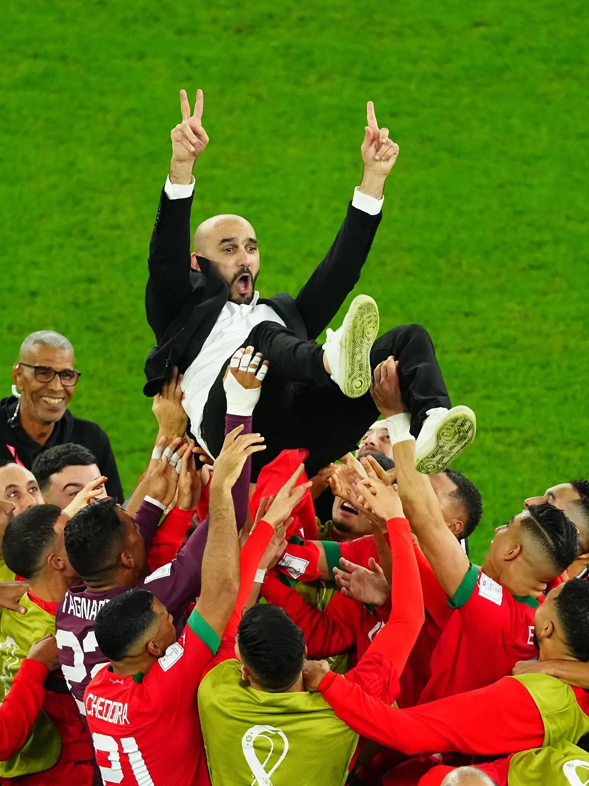 Sport Bilder des Tages Mandatory Credit: Photo by Javier Garcia/Shutterstock 13651659bx Manager Walid Regragui of Morocco is lifted up by the team after Morocco win the penalty shoot out. Morocco v Spain, FIFA World Cup, WM, Weltmeisterschaft, Fussball 2022, Round of 16, Football, Education City Stadium, Doha, Qatar - 06 Dec 2022 Editorial Use Only Morocco v Spain, FIFA World Cup 2022, Round of 16, Football, Education City Stadium, Doha, Qatar - 06 Dec 2022 Editorial Use Only PUBLICATIONxINxGERxSUIxAUTxHUNxGRExMLTxCYPxROUxBULxUAExKSAxONLY Copyright: xJavierxGarcia/Shutterstockx 13651659bx