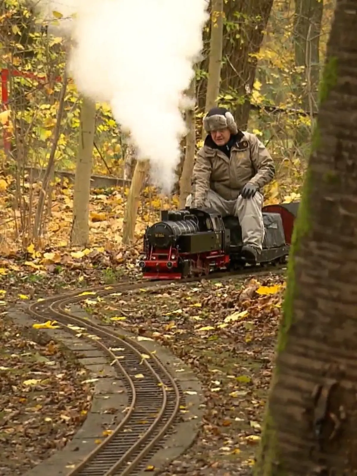 Bild zu: "Männer auf Miniatur-Zügen"