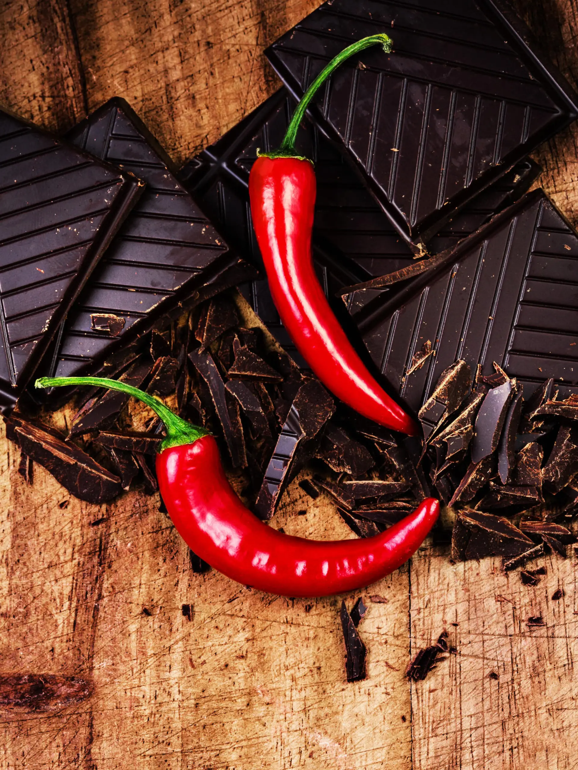 Dunkle Schokolade und Chilischoten