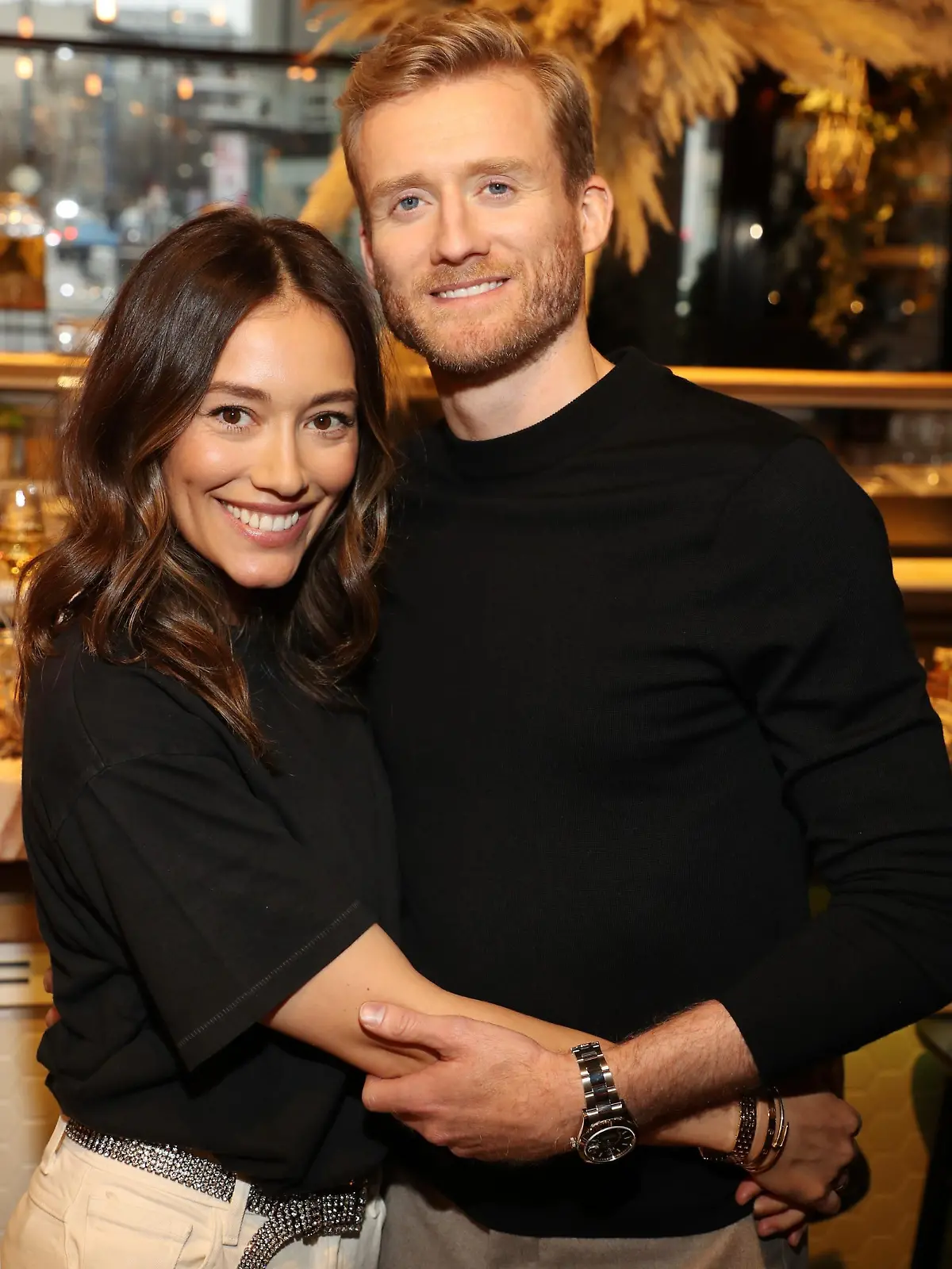 Andre Schürrle und Anna Schürrle beim BUCH LAUNCH EVENT - Anna Schürrle DEAR MAMA Koch- und Lifestyle-Buch im ROSE GARDEN I DEAR MAMA CAFE in Berlin.