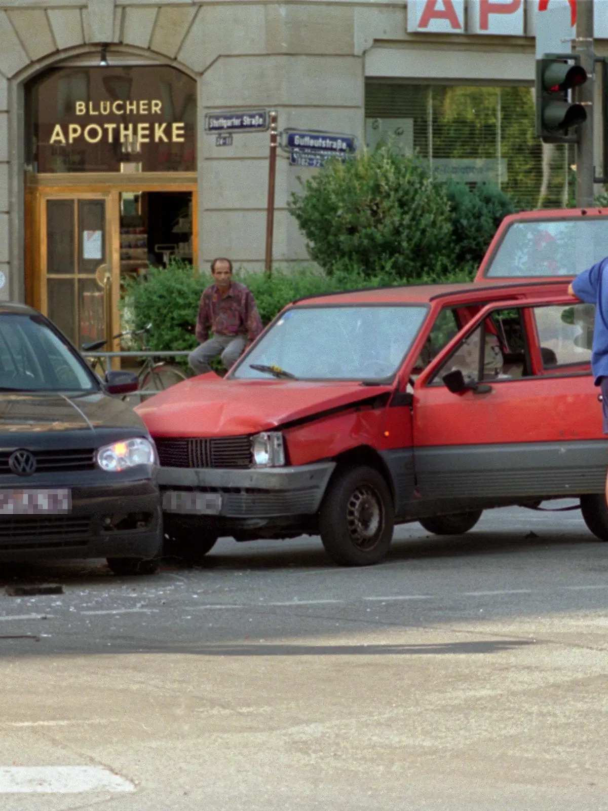 Ein Autounfall mit Blechschaden im August 1999 in Frankfurt am Main.