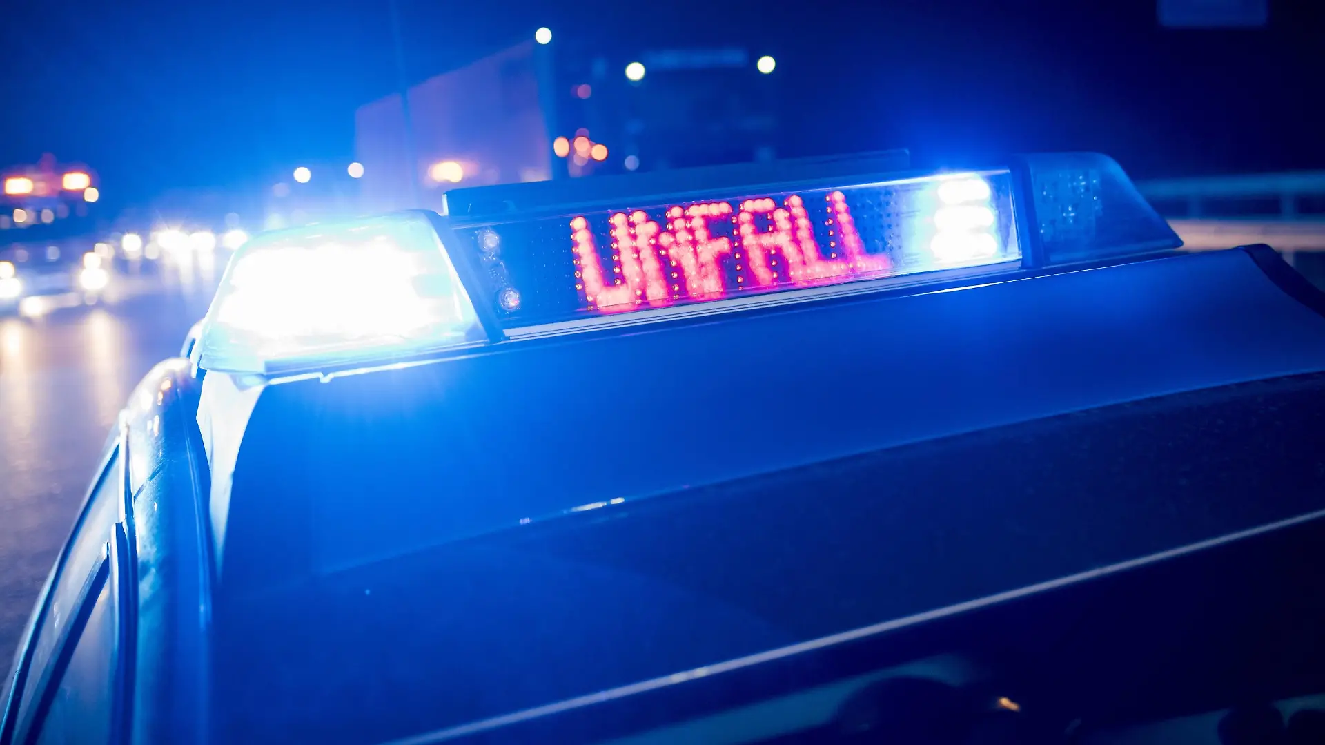 Verkehrsunfall auf Autobahn 8 zwischen den beiden Anschlussstellen Wendlingen und Esslingen. Streifenwagen der Autobahnpolizei sichert Unfallstelle auf BAB 8 ab. Eingeschaltetes LED Lauflicht Mit Schrift UNFALL Copyright: OskarxEyb
Traffic accident on Highway 8 between the both Junctions Wendlingen and Esslingen Patrol car the Highway Patrol secures Accident site on BAB 8 from Eingeschaltetes Led with Font Accident Copyright OskarxEyb