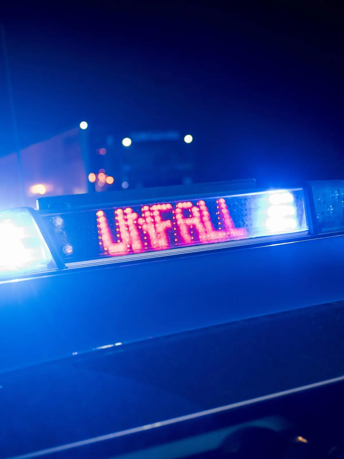 Verkehrsunfall auf Autobahn 8 zwischen den beiden Anschlussstellen Wendlingen und Esslingen. Streifenwagen der Autobahnpolizei sichert Unfallstelle auf BAB 8 ab. Eingeschaltetes LED Lauflicht Mit Schrift UNFALL Copyright: OskarxEyb

Traffic accident on Highway 8 between the both Junctions Wendlingen and Esslingen Patrol car the Highway Patrol secures Accident site on BAB 8 from Eingeschaltetes Led  with Font Accident Copyright OskarxEyb