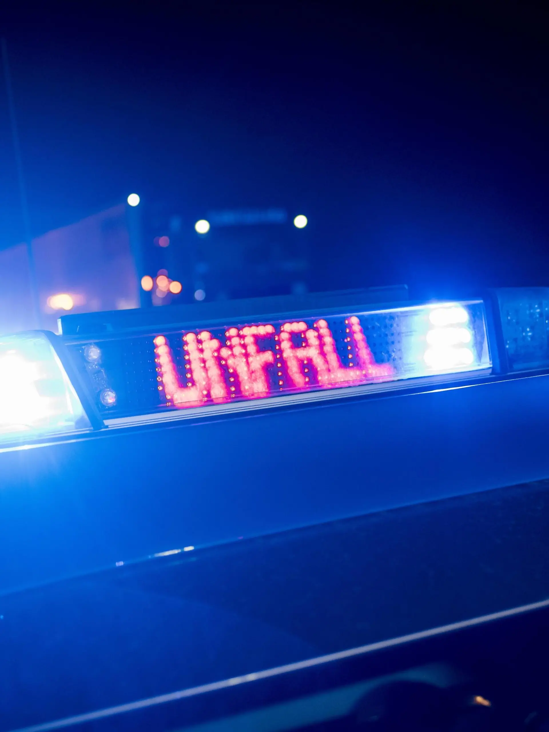 Verkehrsunfall auf Autobahn 8 zwischen den beiden Anschlussstellen Wendlingen und Esslingen. Streifenwagen der Autobahnpolizei sichert Unfallstelle auf BAB 8 ab. Eingeschaltetes LED Lauflicht Mit Schrift UNFALL Copyright: OskarxEyb

Traffic accident on Highway 8 between the both Junctions Wendlingen and Esslingen Patrol car the Highway Patrol secures Accident site on BAB 8 from Eingeschaltetes Led  with Font Accident Copyright OskarxEyb