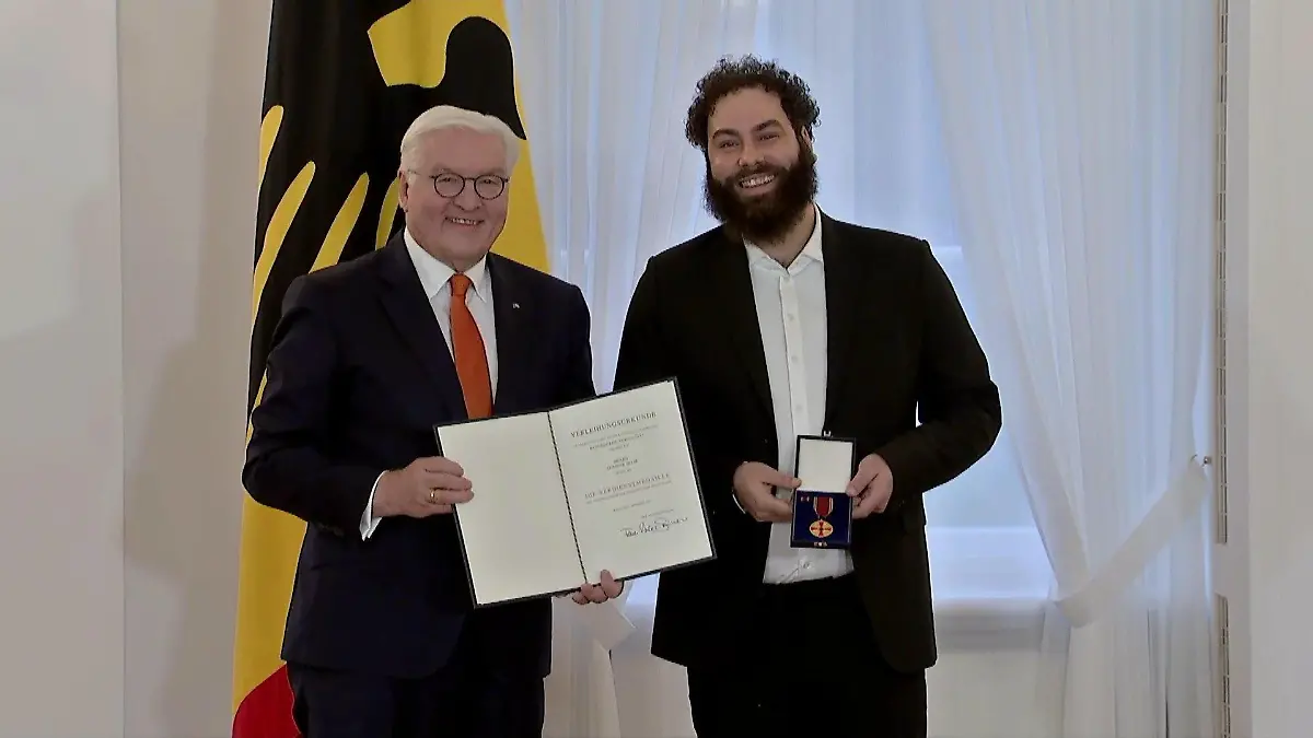 Dominik Bloh erhält von Bundespräsident Frank-Walter Steinmeier den Bundesverdienstorden