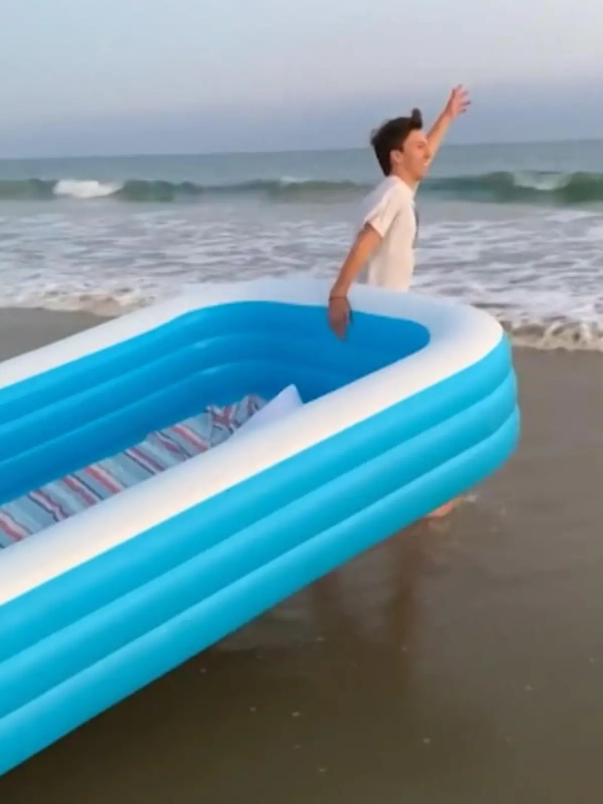 Dieser junge Herr dachte, er hätte DIE Idee für ein unvergessliches Date: EIne aufblasbare Matratze, eine Decke, ein paar Snacks und ein teurer Laptop im Meer - was kann da noch schiefgehen?