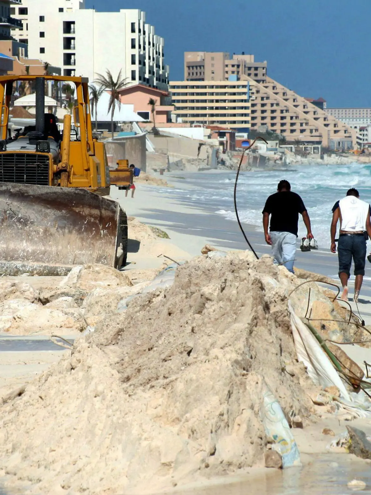 Zum Themendienst-Bericht "Tourismus/Verbraucher/Recht/Ratgeber/KORR/" von Ursula Quass vom 1. Juni: Bagger am Strand - erste Adresse bei Beschwerden ist die Reiseleitung. (Archivbild vom 02.01.2006/Die Veröffentlichung ist für dpa-Themendienst-Bezieher honorarfrei.) +++(c) dpa - Report+++