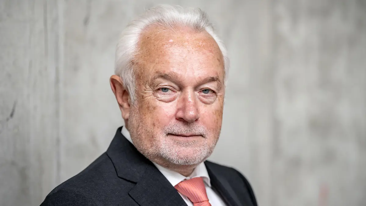 ARCHIV - 16.05.2021, Berlin: Wolfgang Kubicki, stellvertretender FDP-Parteivorsitzender und Bundestagsvizepräsident, aufgenommen beim Bundesparteitag der FDP. Der türkische Präsident Erdogan hat über einen Kölner Rechtsanwalt Strafanzeige gegen FDP-Politiker Kubicki wegen Beleidigung gestellt. Der Anwalt für Strafrecht Kaplan sagte der Deutschen Presse-Agentur, er habe im Namen Erdogans bei der Staatsanwaltschaft in Hildesheim Strafanzeige wegen Beleidigung und Verleumdung gestellt. Zuvor hatte das Nachrichtenmagazin «Spiegel» darüber berichtet. Kubicki hatte Erdogan als «kleine Kanalratte» bezeichnet. Der FDP-Vize sagte auf dpa-Anfrage, er sehe einem möglichen Rechtsstreit mit Erdogan sorglos entgegen. Foto: Michael Kappeler/dpa +++ dpa-Bildfunk +++