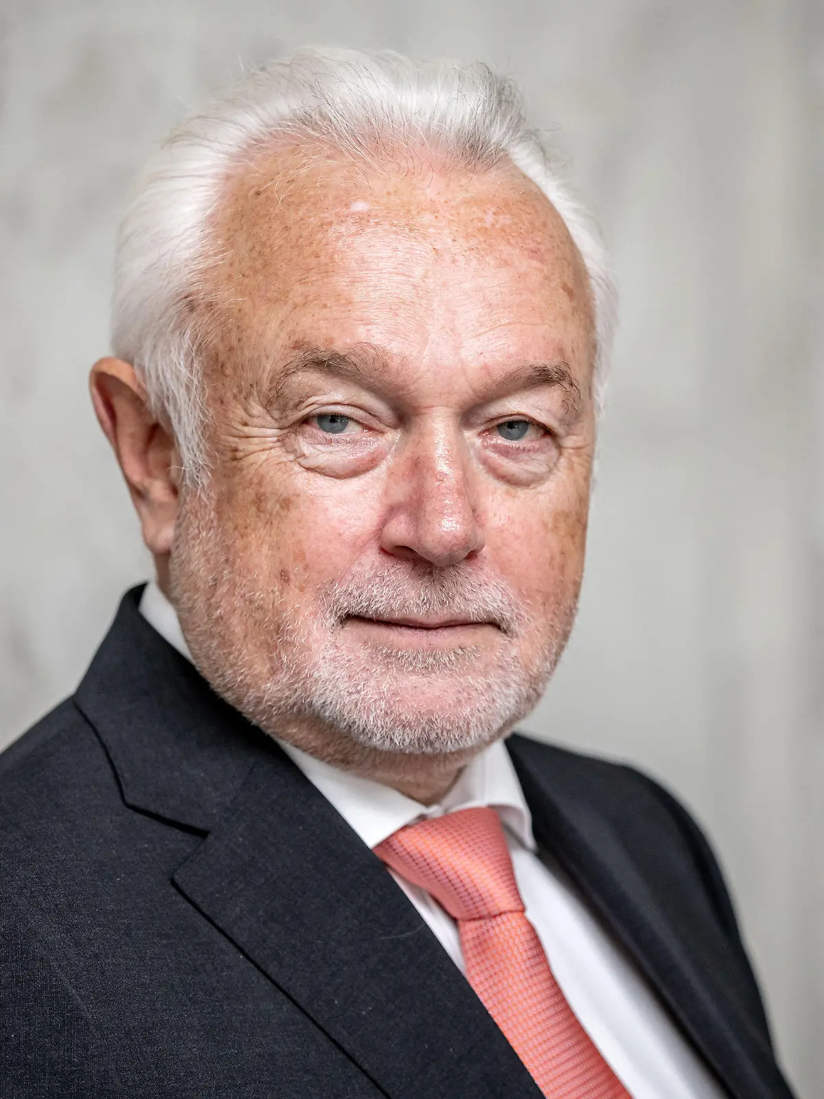 ARCHIV - 16.05.2021, Berlin: Wolfgang Kubicki, stellvertretender FDP-Parteivorsitzender und Bundestagsvizepräsident, aufgenommen beim Bundesparteitag der FDP. Der türkische Präsident Erdogan hat über einen Kölner Rechtsanwalt Strafanzeige gegen FDP-Politiker Kubicki wegen Beleidigung gestellt. Der Anwalt für Strafrecht Kaplan sagte der Deutschen Presse-Agentur, er habe im Namen Erdogans bei der Staatsanwaltschaft in Hildesheim Strafanzeige wegen Beleidigung und Verleumdung gestellt. Zuvor hatte das Nachrichtenmagazin «Spiegel» darüber berichtet. Kubicki hatte Erdogan als «kleine Kanalratte» bezeichnet. Der FDP-Vize sagte auf dpa-Anfrage, er sehe einem möglichen Rechtsstreit mit Erdogan sorglos entgegen. Foto: Michael Kappeler/dpa +++ dpa-Bildfunk +++