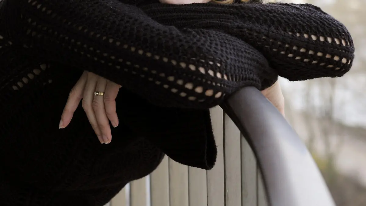 ARCHIV - Ute Lemper posiert in einem Hotel in Hamburg (Archivfoto vom 28.02.2008). Die deutsche Sängerin wird mit 48 Jahren zum vierten Mal Mutter. Wie die Nachrichtenagentur dpa aus dem persönlichen Umfeld der Künstlerin erfuhr, soll das Baby im Oktober 2011 auf die Welt kommen. Im November plane sie schon wieder auf Tour zu gehen. Foto: Maurizio Gambarini  +++(c) dpa - Bildfunk+++