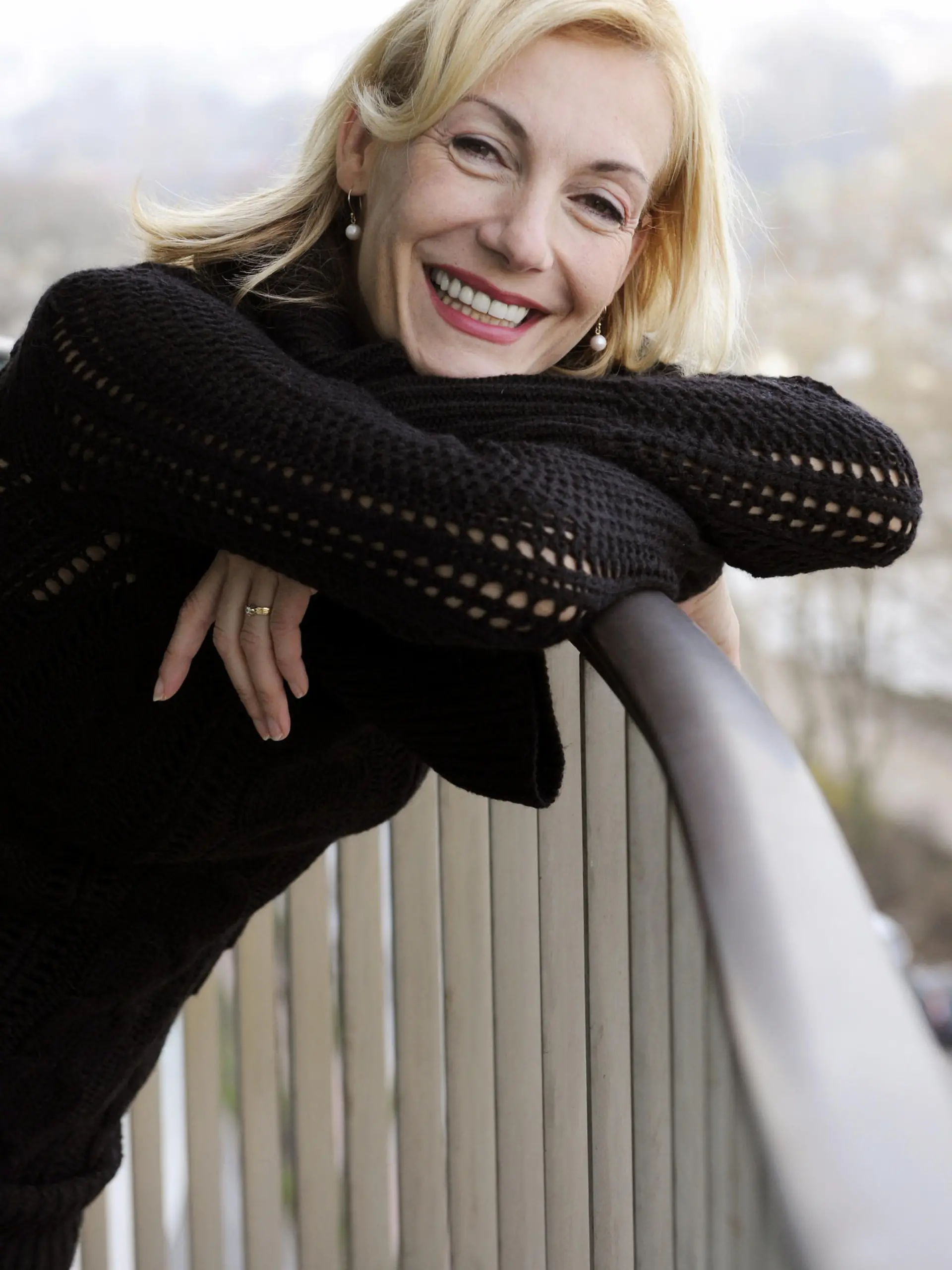 ARCHIV - Ute Lemper posiert in einem Hotel in Hamburg (Archivfoto vom 28.02.2008). Die deutsche Sängerin wird mit 48 Jahren zum vierten Mal Mutter. Wie die Nachrichtenagentur dpa aus dem persönlichen Umfeld der Künstlerin erfuhr, soll das Baby im Oktober 2011 auf die Welt kommen. Im November plane sie schon wieder auf Tour zu gehen. Foto: Maurizio Gambarini +++(c) dpa - Bildfunk+++
