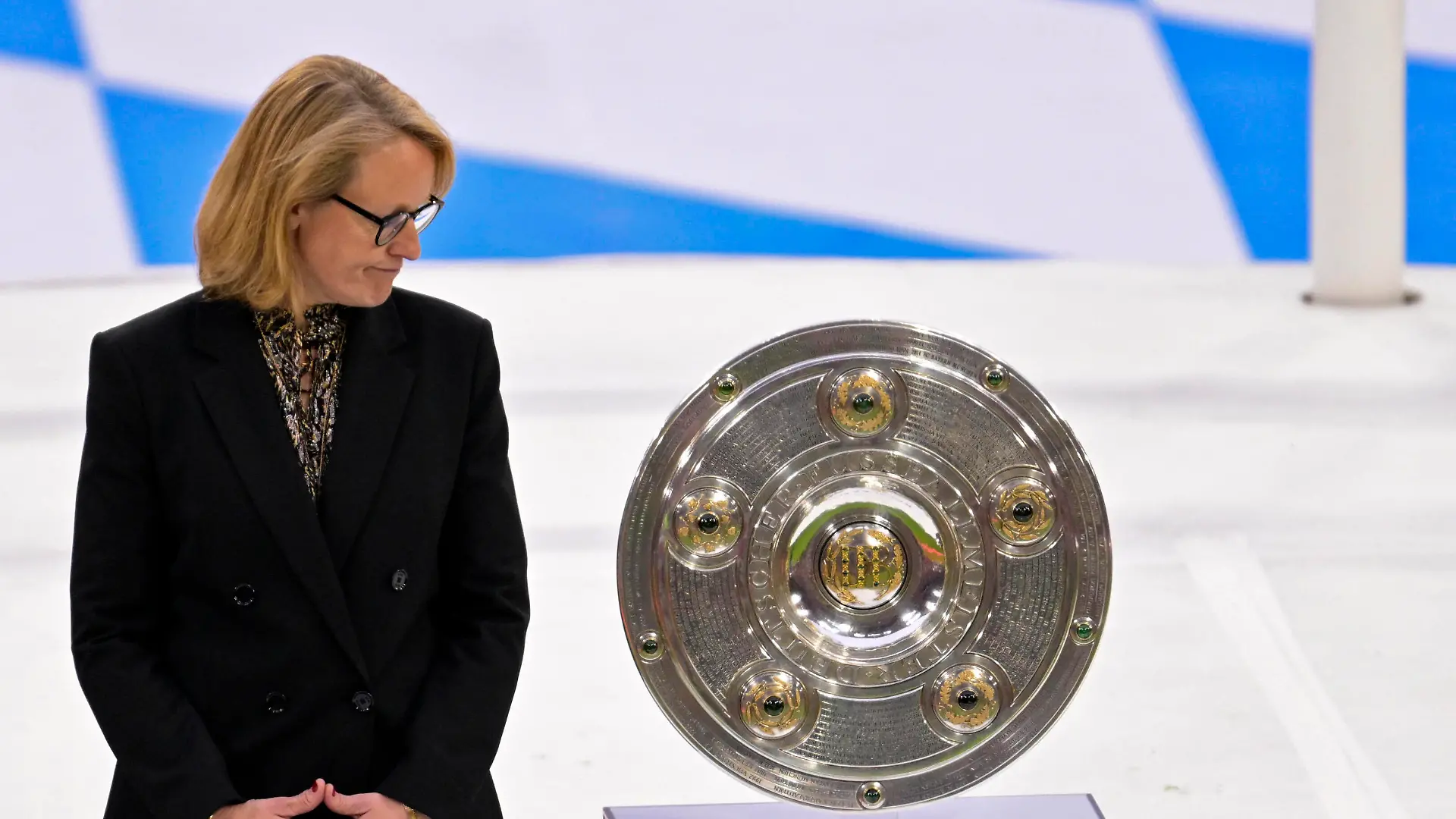 08.05.2022, Fussball 1. Bundesliga 2021/2022, 33. Spieltag, FC Bayern München - VfB Stuttgart, in der Allianz-Arena München. DFL-Geschäftsführerin Donata Hopfen wartet mit der Meisterschale vor der Meisterehrung auf die Spieler vom Deutschen Meister FC Bayern. ***DFL and DFB regulations prohibit any use of photographs as image sequences and/or quasi-video.*** *** 08 05 2022, Football 1 Bundesliga 2021 2022, 33 Matchday, FC Bayern München VfB Stuttgart, at Allianz Arena Munich DFL Managing Director Donata Hopfen waits with the championship trophy before the championship ceremony for the players of German champion FC Bayern DFL and DFB regulations prohibit any use of photographs as image sequences and or quasi video