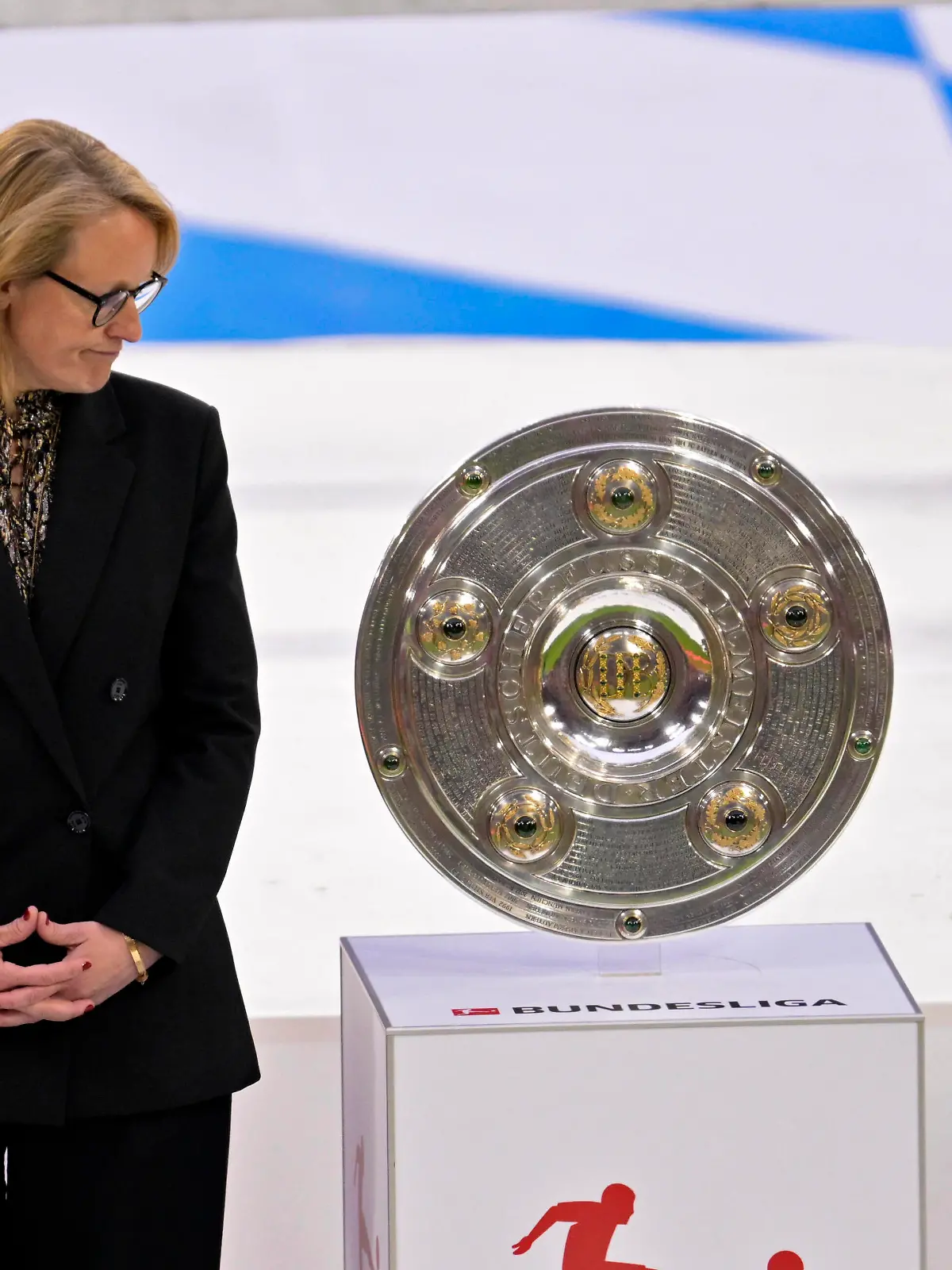08.05.2022, Fussball 1. Bundesliga 2021/2022, 33. Spieltag, FC Bayern München - VfB Stuttgart, in der Allianz-Arena München. DFL-Geschäftsführerin Donata Hopfen wartet mit der Meisterschale vor der Meisterehrung auf die Spieler vom Deutschen Meister FC Bayern. ***DFL and DFB regulations prohibit any use of photographs as image sequences and/or quasi-video.*** *** 08 05 2022, Football 1 Bundesliga 2021 2022, 33 Matchday, FC Bayern München VfB Stuttgart, at Allianz Arena Munich DFL Managing Director Donata Hopfen waits with the championship trophy before the championship ceremony for the players of German champion FC Bayern DFL and DFB regulations prohibit any use of photographs as image sequences and or quasi video 