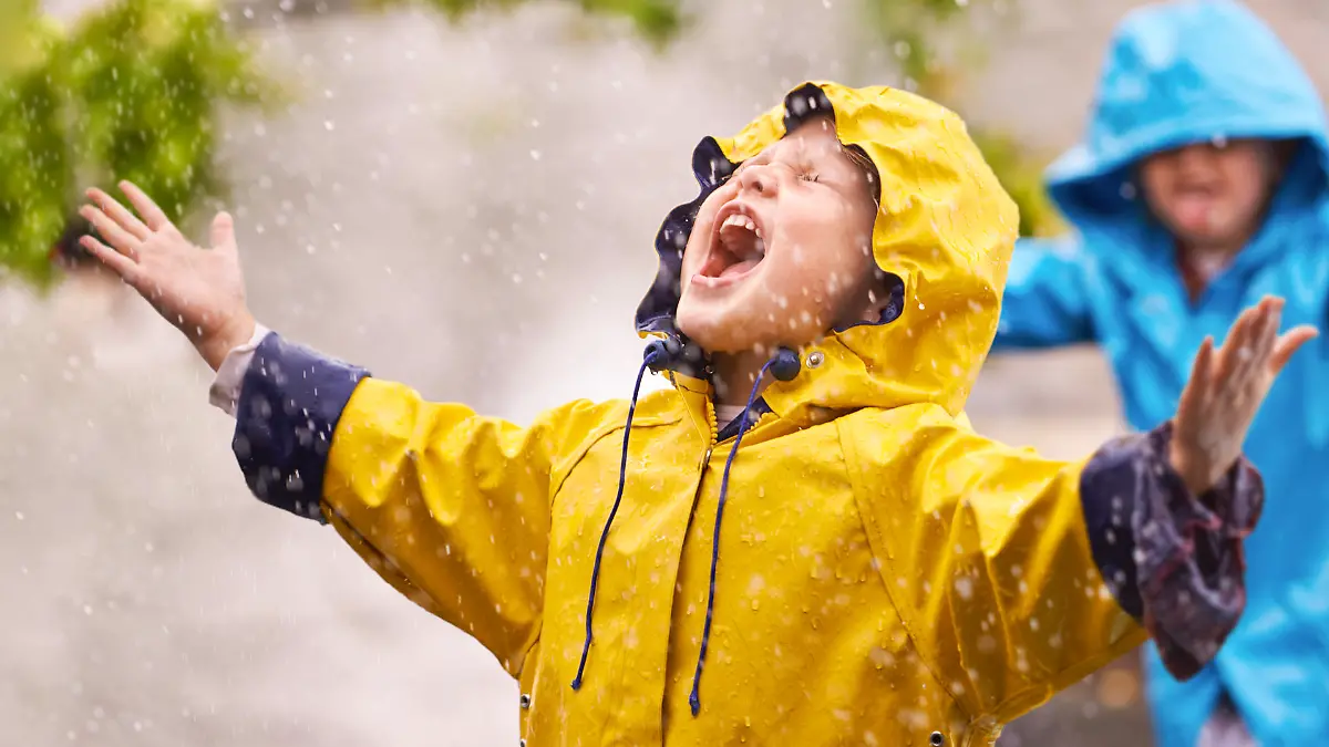 Kind im Regen
