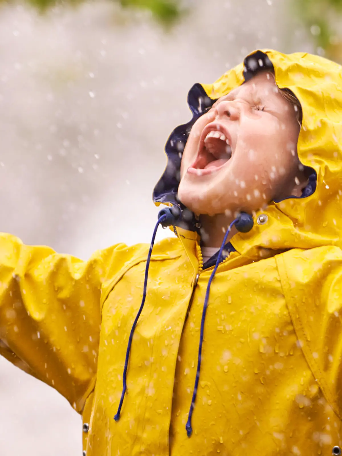 Kind im Regen