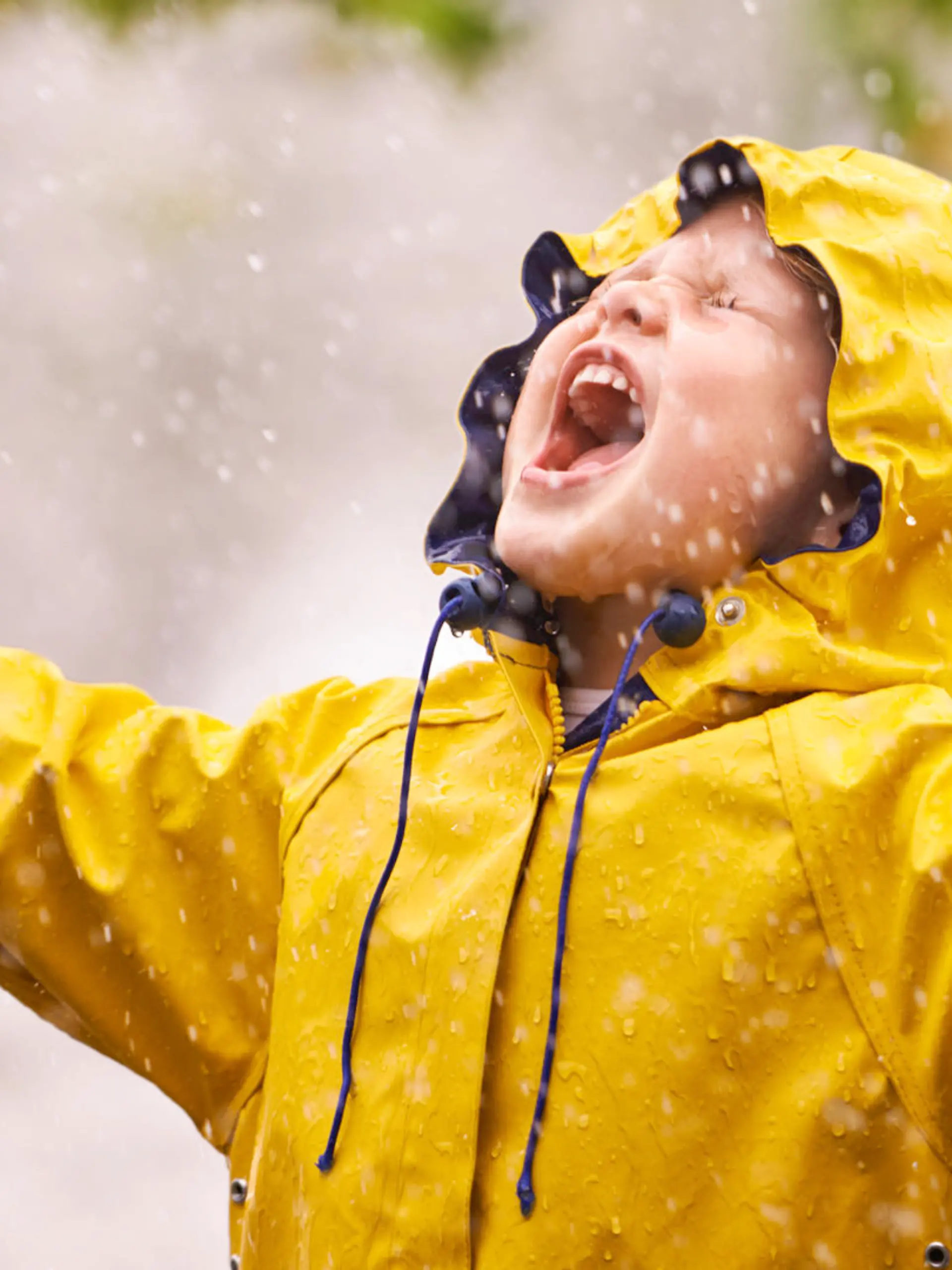 Kind im Regen