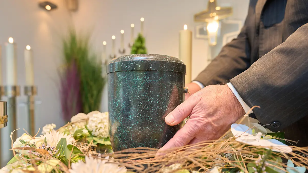 PRODUKTION - 24.10.2022, Rheinland-Pfalz, Dachsenhausen: Bestatter Udo Feller platziert eine Urne im Andachtsraum des Krematoriums Dachsenhausen. Beim Blick auf den eigenen Tod geben sich 80 Prozent der Erwachsenen in Deutschland bescheiden. Das bringt eine repräsentative Umfrage des Meinungsforschungsinstituts YouGov im Auftrag der Deutschen Presse-Agentur ans Licht. (zu dpa: «Umfrage: 80 Prozent wollen für sich nur kleine oder keine Trauerfeier») Foto: Thomas Frey/dpa +++ dpa-Bildfunk +++