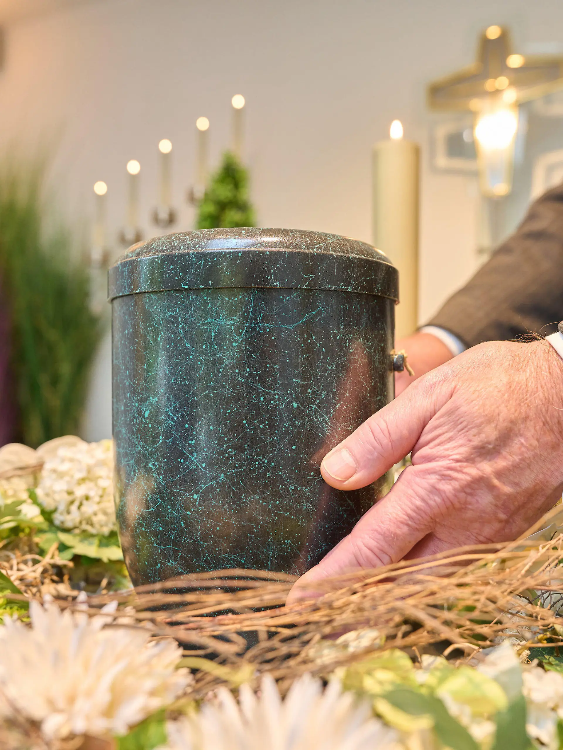 PRODUKTION - 24.10.2022, Rheinland-Pfalz, Dachsenhausen: Bestatter Udo Feller platziert eine Urne im Andachtsraum des Krematoriums Dachsenhausen. Beim Blick auf den eigenen Tod geben sich 80 Prozent der Erwachsenen in Deutschland bescheiden. Das bringt eine repräsentative Umfrage des Meinungsforschungsinstituts YouGov im Auftrag der Deutschen Presse-Agentur ans Licht. (zu dpa: «Umfrage: 80 Prozent wollen für sich nur kleine oder keine Trauerfeier») Foto: Thomas Frey/dpa +++ dpa-Bildfunk +++