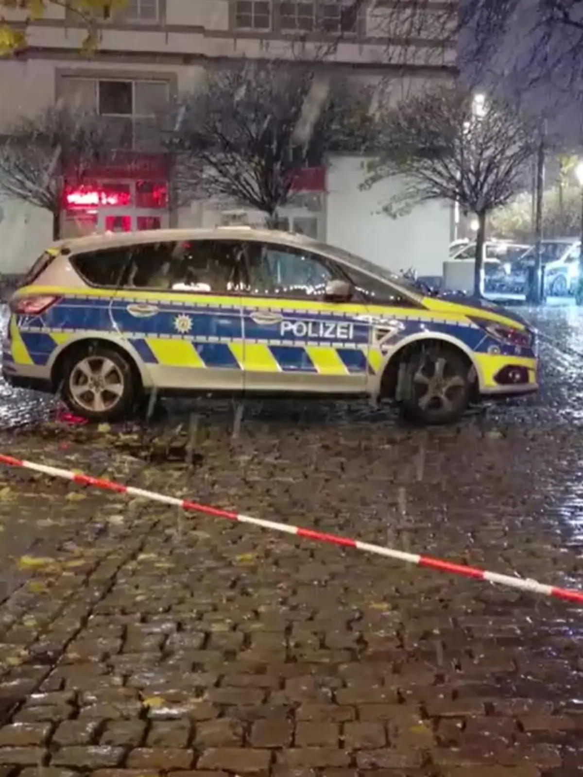 In Düsseldorf wurden mehrere Bereiche weiträumig abgesperrt.
