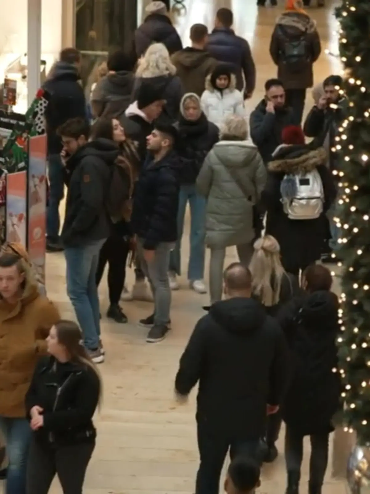 Wie viel Geld geben die Deutschen in diesem Krisen-Jahr für Weihnachtsgeschenke aus? Reporter haben sich umgehört.