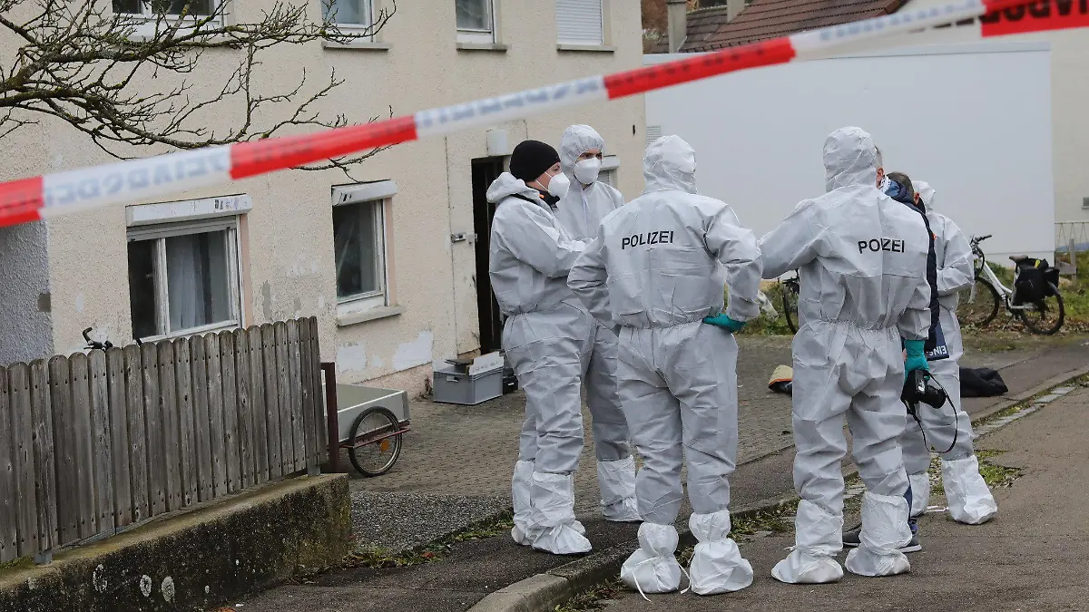 05.12.2022, Baden-Württemberg, Illerkirchberg: Einsatzkräfte begutachten einen Tatort in Illerkirchberg (Alb-Donau-Kreis). Ein Mann soll dort zwei Mädchen auf dem Schulweg angegriffen und schwer verletzt haben.      (zu dpa «Zwei Mädchen auf dem Schulweg angegriffen») Foto: Ralf Zwiebler/z-media/dpa +++ dpa-Bildfunk +++