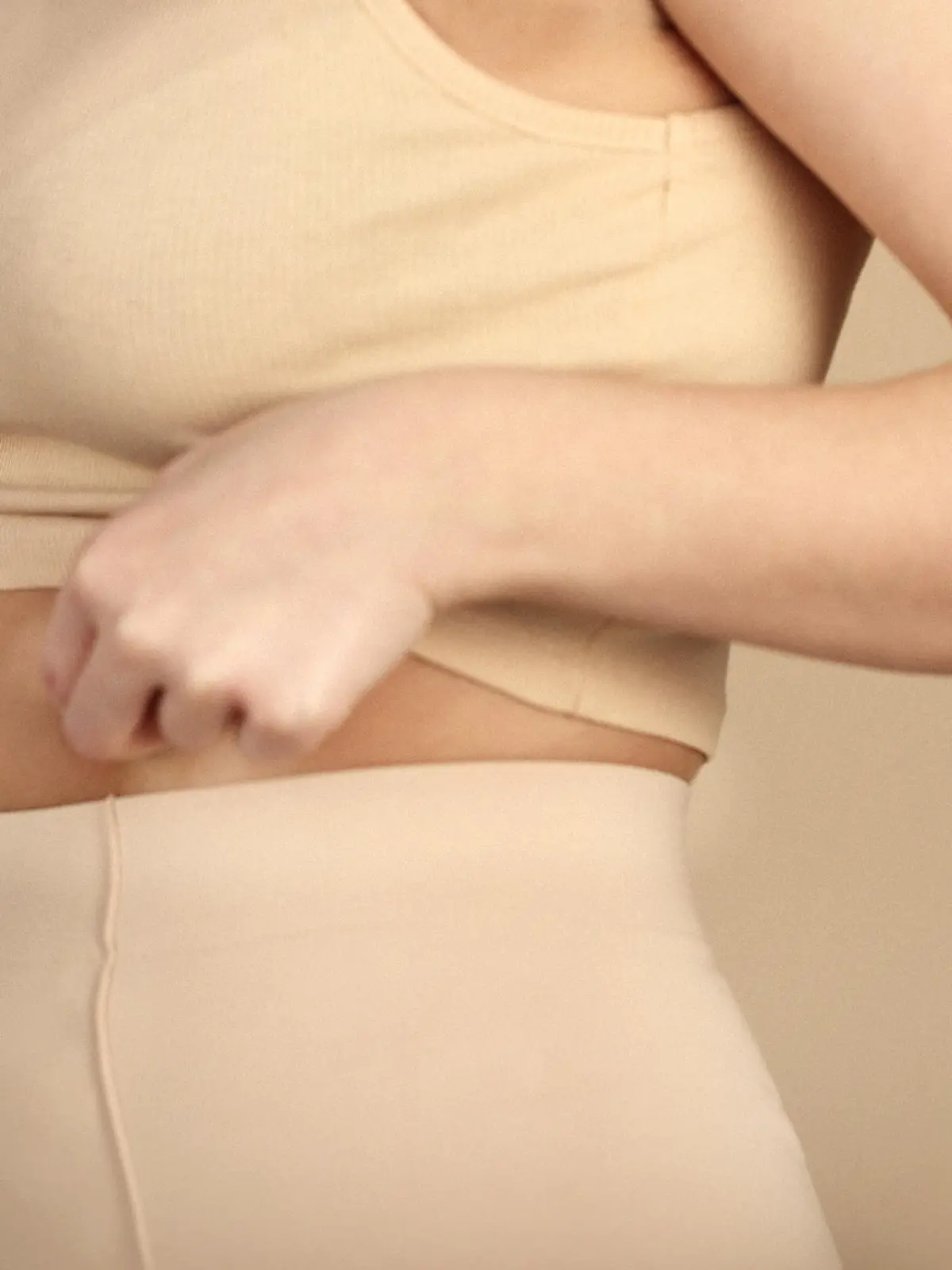 Female hands makes fold of skin on stomach. Close up || Modellfreigabe vorhanden