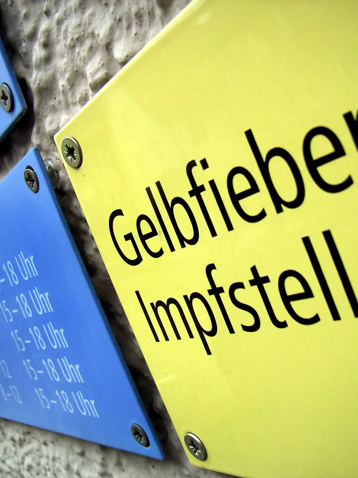 Ein Schild informiert über die Öffnungszeiten der Gelbfieber-Impfstelle in Leutkirch im Südosten von Baden-Württemberg. Aufnahme vom 21.08.2005. Foto: Frank Rumpenhorst +++(c) dpa - Report+++