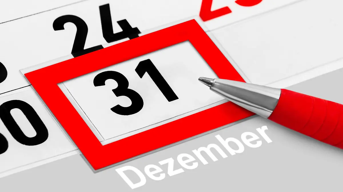 German calendar December 31 2021 and red pencil