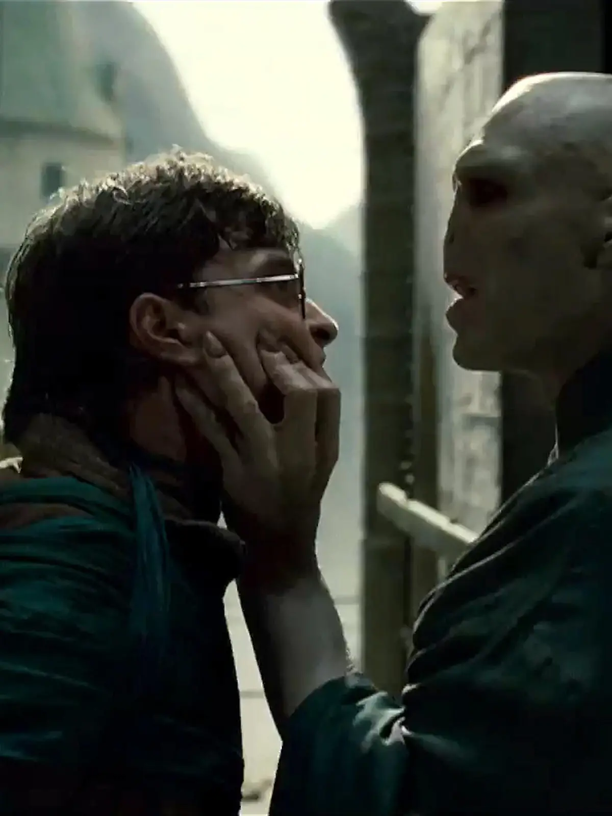 (L-r) DANIEL RADCLIFFE as Harry Potter and RALPH FIENNES as Lord Voldemort in Warner Bros. Pictures’ fantasy adventure “HARRY POTTER AND THE DEATHLY HALLOWS – PART 2,ö a Warner Bros. Pictures release.