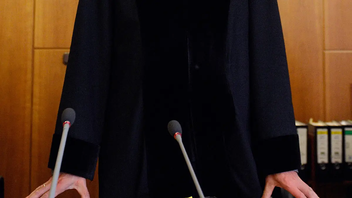 Der Vorsitzende Richter im Prozess um den Mord an dem zehnjährigen Mirco, Herbert Luczak, steht am Dienstag (12.07.11) zum Prozesauftakt in einem Sitzungssaal des Landgerichtes in Krefeld. Rund 10 Monate nach dem Tod des 10-jährigen Mirco in Grefrath beginnt nun der Prozess mit dem Angeklagten Olaf H. wegen Mordes. Foto: Volker Hartmann dpa/lnw +++(c) dpa - Bildfunk+++
