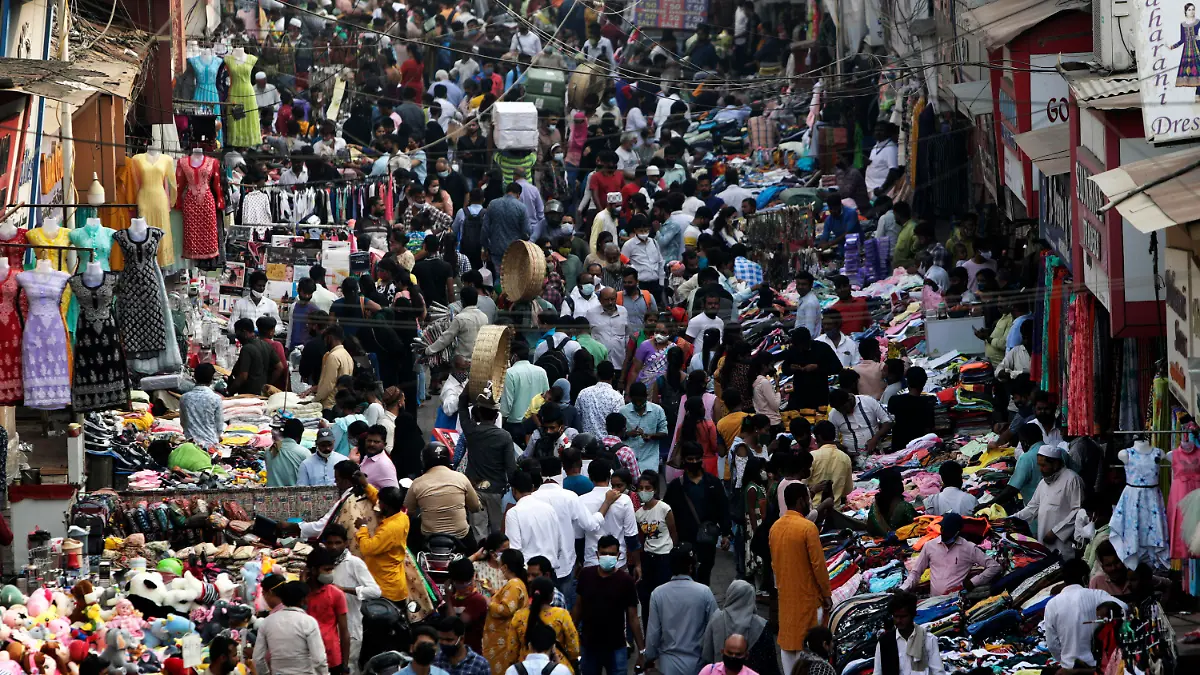 ARCHIV - 12.11.2022, Indien, Mumbai: Menschenmengen bewegen sich auf einem Markt in Mumbai. Nur in China leben mehr Menschen als in Indien. (zu dpa-KORR Indien: Indien wird 2023 bevölkerungsreichstes Land) Foto: Rajanish Kakade/AP/dpa +++ dpa-Bildfunk +++