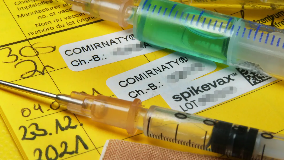  Booster Covid-19 Eintrag in einem Impfpass nach Impfung mit Moderna Impfstoff bei medizienischem Personal. Booster Impfung-Covid-19 *** Booster Covid 19 Entry in a vaccination certificate after vaccination with Moderna vaccine in medical personnel Booster vaccination Covid 19