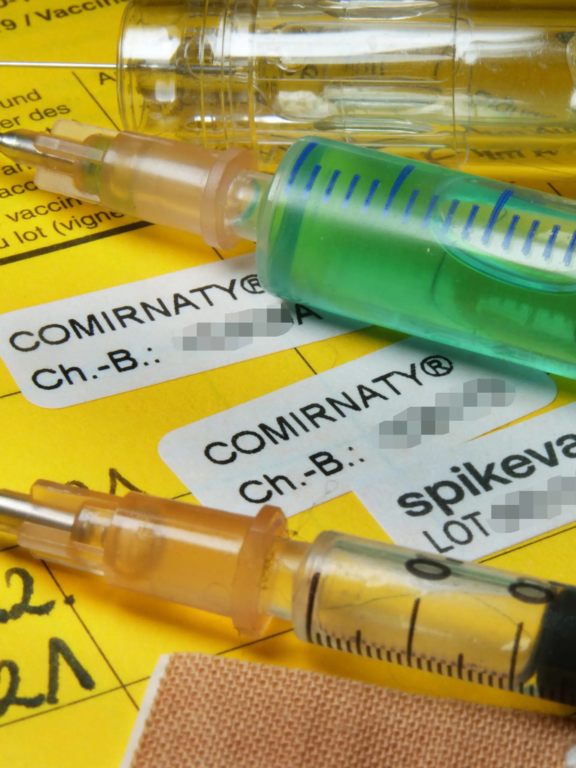  Booster Covid-19 Eintrag in einem Impfpass nach Impfung mit Moderna Impfstoff bei medizienischem Personal. Booster Impfung-Covid-19 *** Booster Covid 19 Entry in a vaccination certificate after vaccination with Moderna vaccine in medical personnel Booster vaccination Covid 19